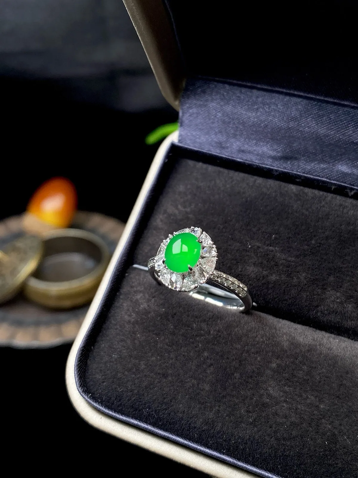 【冰种满绿蛋面戒指】种水色俱全，冰透闪亮，通透感饱满度很好，18k金钻镶嵌，裸石尺寸6.6*5.4*2.8毫米，圈口可改