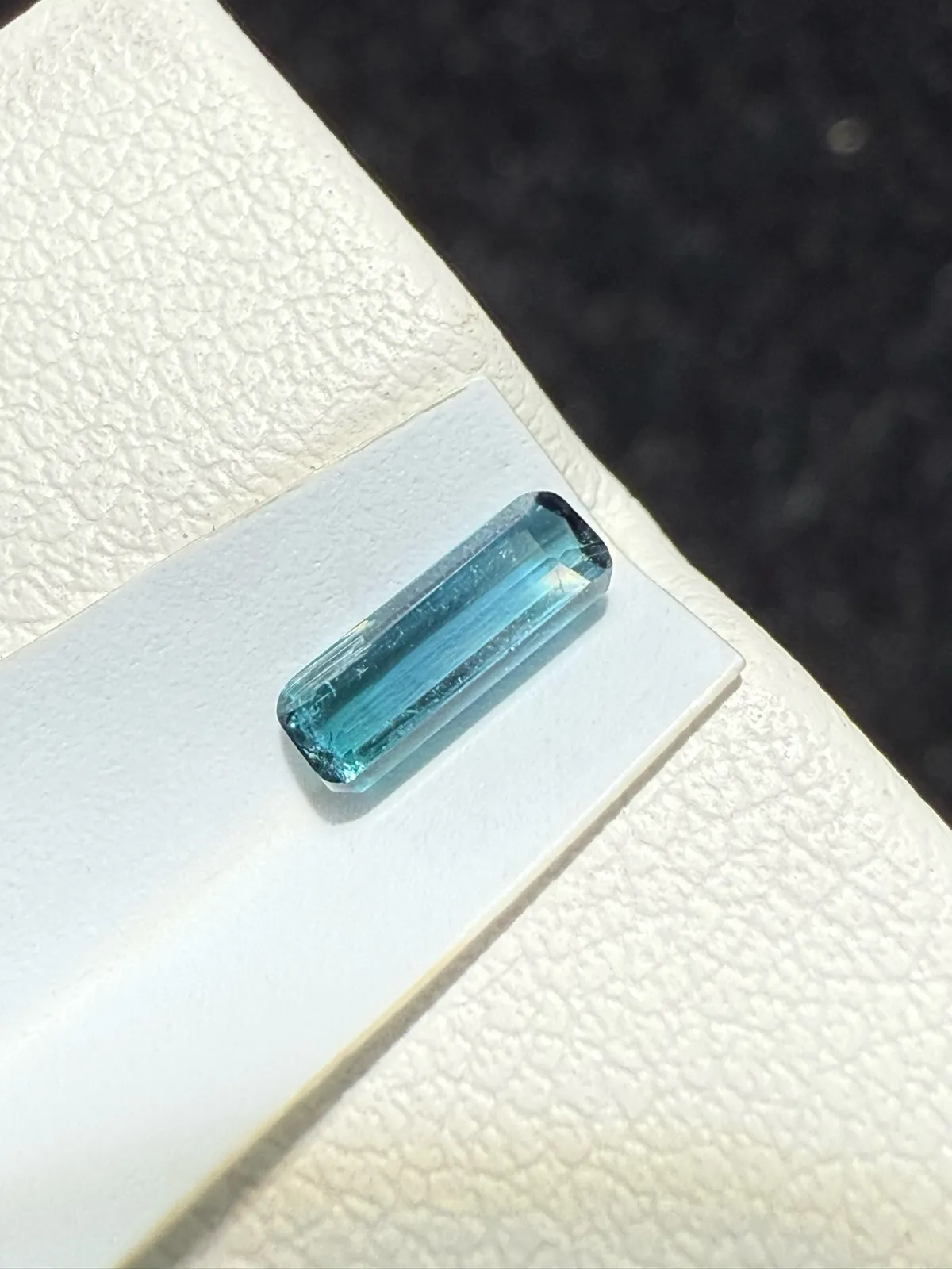 【高端珠宝】天然极美蓝碧玺裸石
重量: 0.34ct  规格: 6.7*2.4*2毫米
精湛切工，满