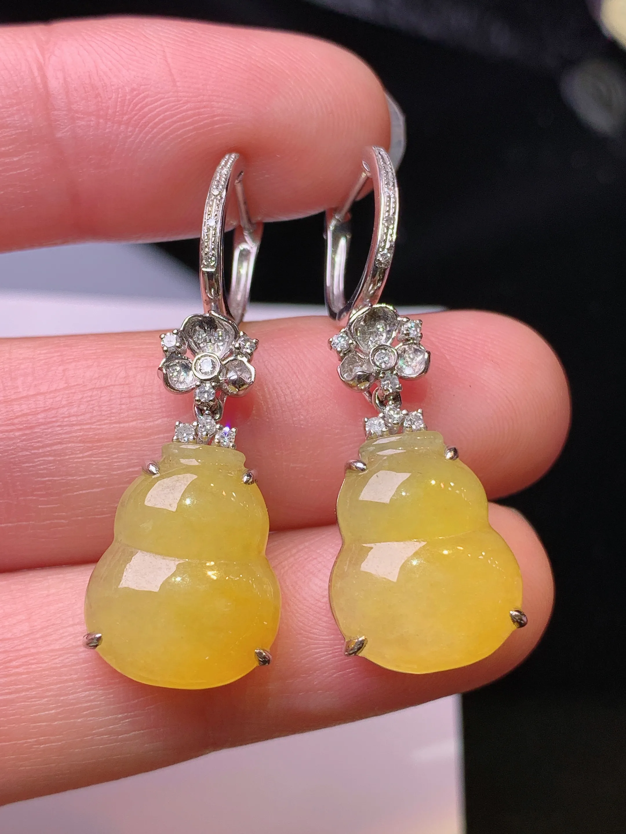 18k金钻镶嵌黄翡葫芦耳坠 玉质细腻 水润亮眼 色泽艳丽 整体尺寸35.5*12*6