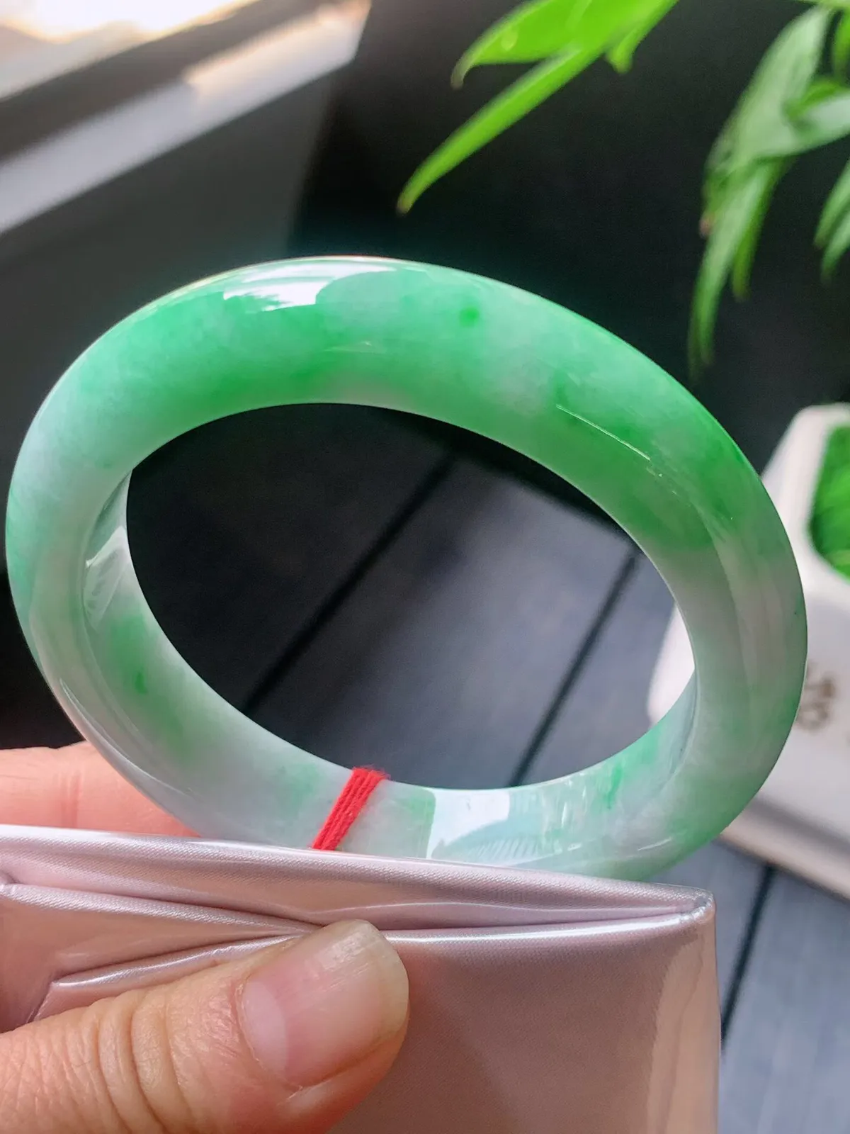 【翡翠名称】老种飘阳绿56.6正圈口翡翠手镯
【翡翠尺寸】56.6/12.9/9.3mm适合55.5