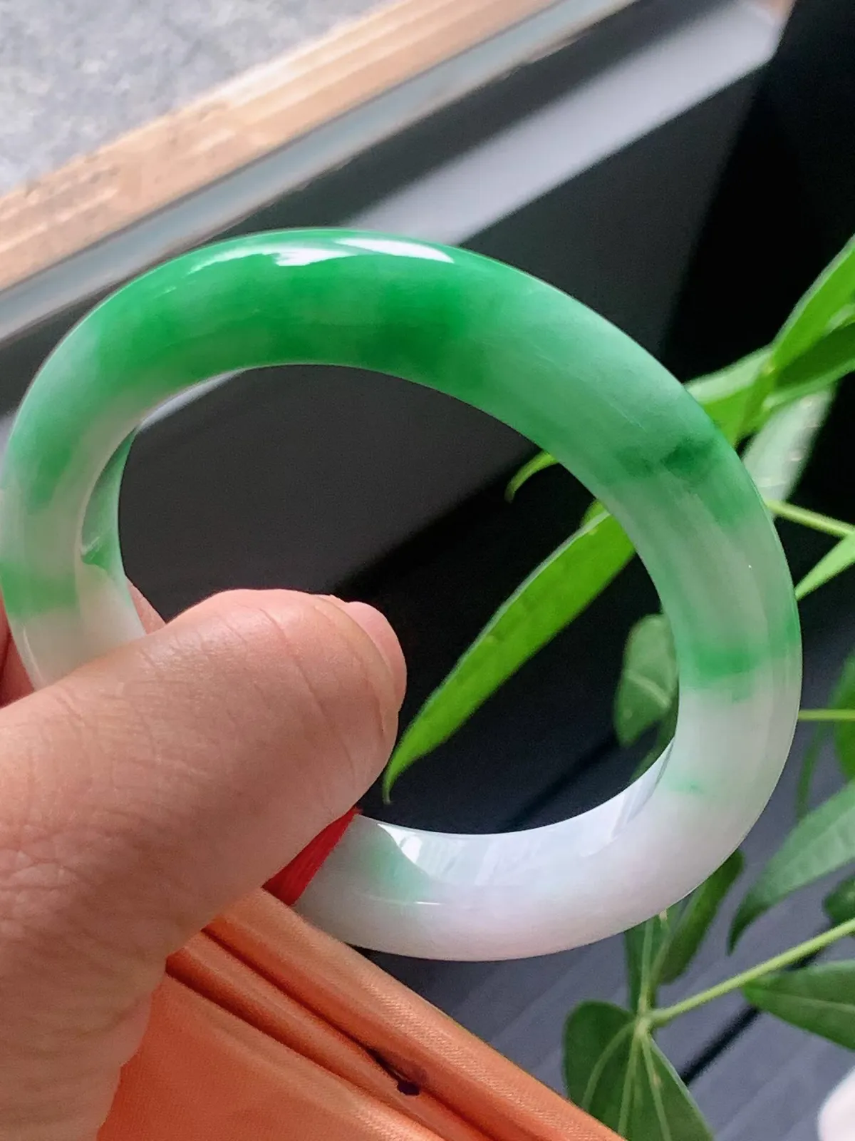 【翡翠名称】老种飘阳绿53.8正圈口手镯
【翡翠尺寸】53.8/11.3/9.2mm适合52.8-55正圈口佩戴
【翡翠描述】宝贝种老水足，玉质细腻，色泽靓丽，性价比高，佩戴效果好！
【其它赠送】权威证书/精美挂绳盒子/支持全国复检