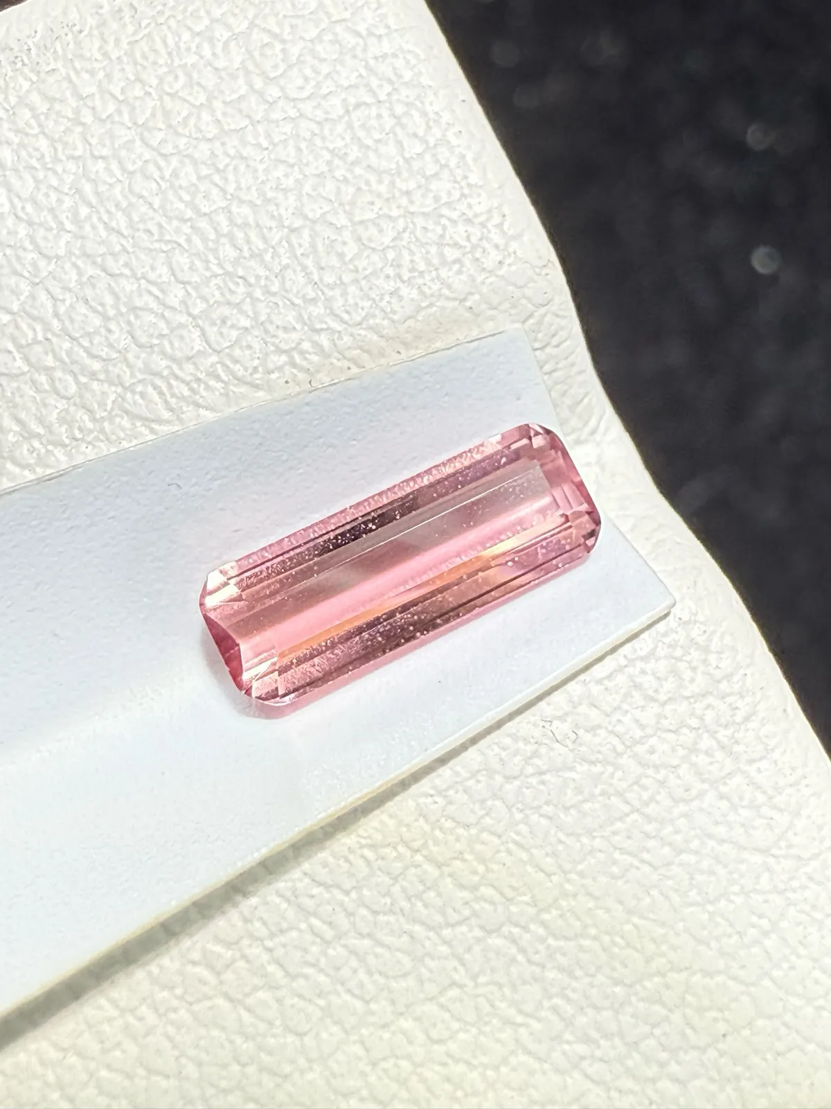 【高端珠宝】天然极美红碧玺裸石
重量: 0.81ct  规格: 9.1*3.3*2.6毫米
精湛切工