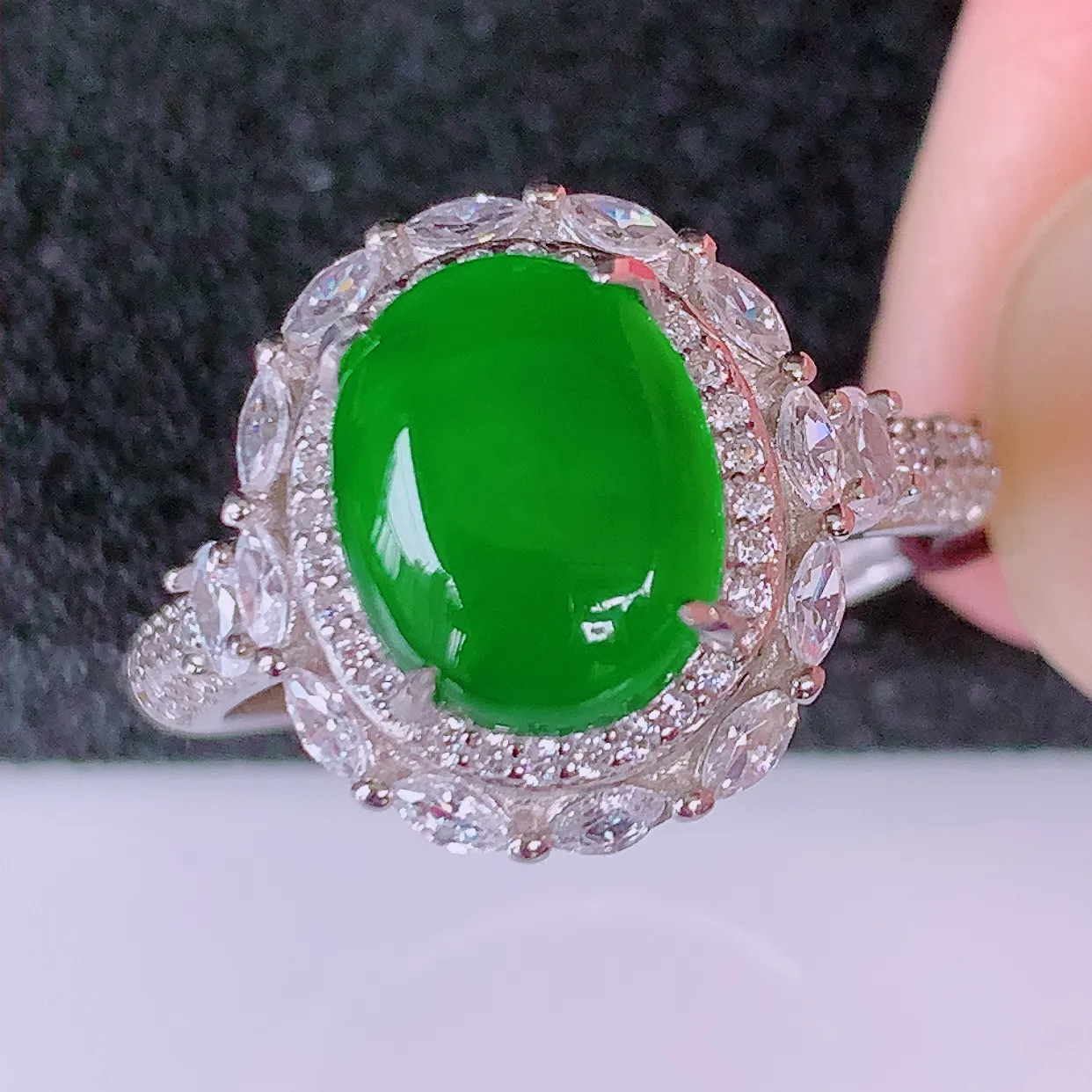 冰透满绿翡翠925银镶嵌戒指，自然光实拍，翠色灵动，颜色漂亮，种老水足，品相佳，佩戴佳品！#97.9