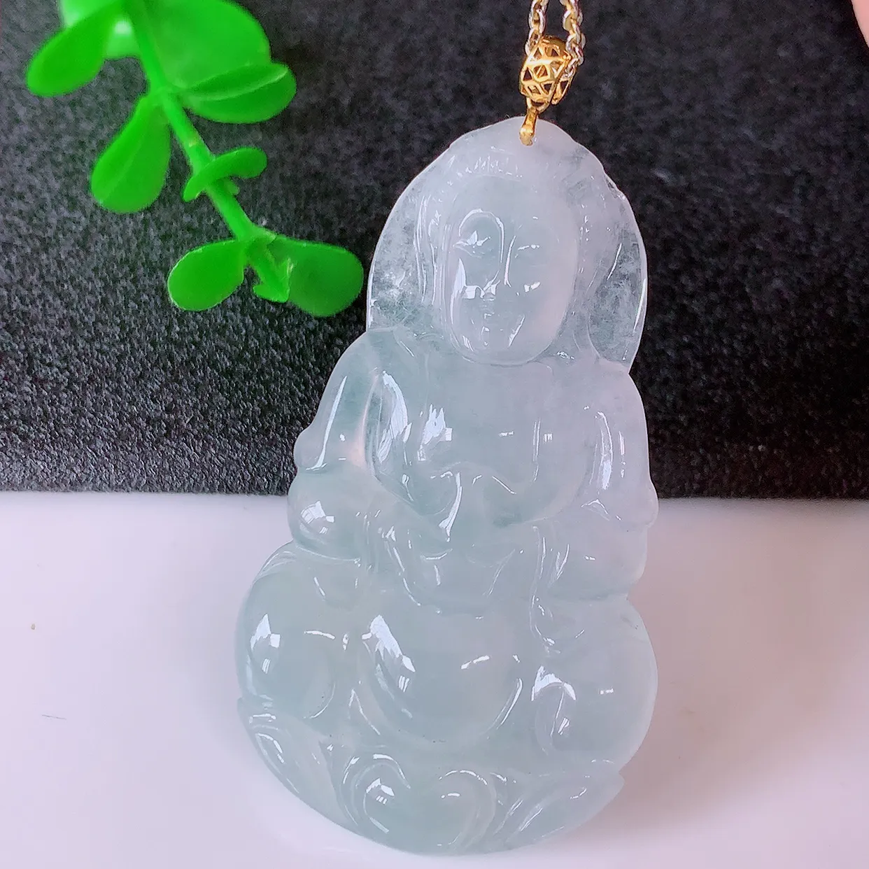 18K金镶嵌冰种翡翠观音菩萨吊坠，冰透赐福翡翠观音，观音面相端庄，品相佳，佩戴气质！#1.9