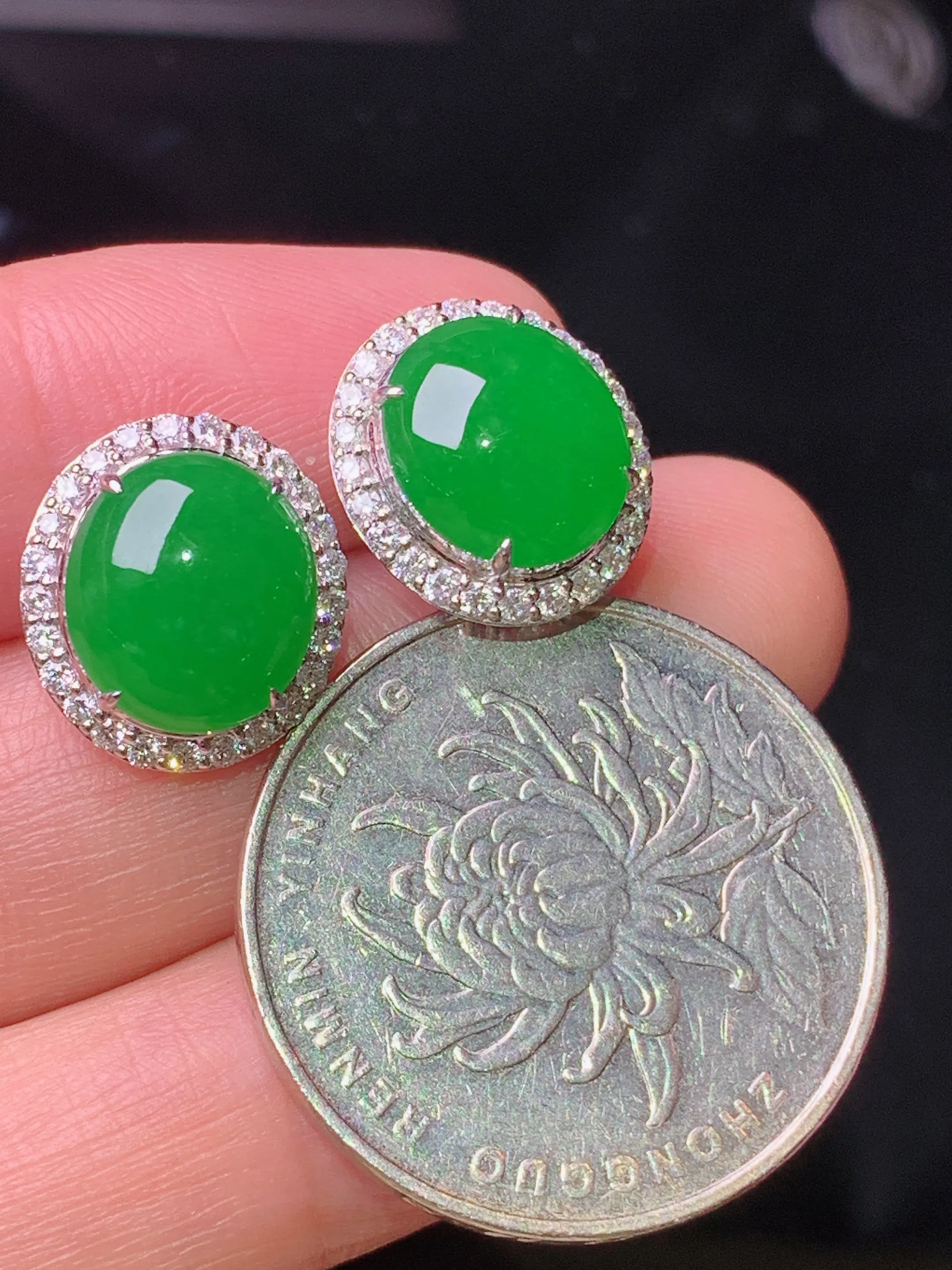 18k金钻镶嵌满绿蛋面耳钉 玉质细腻 水润亮眼 色泽艳丽 整体尺寸13.5*12.2*7.3