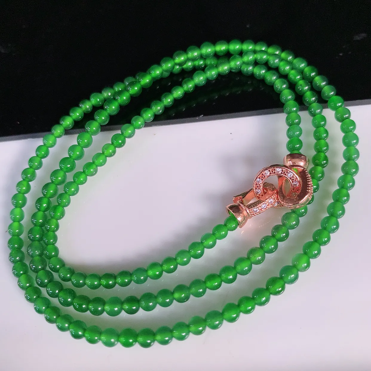 自然光实拍，冰种满绿翡翠圆珠项链  翡翠珠链 玉质细腻  冰清玉润  颜色漂亮  #001.1取一尺寸3.5mm