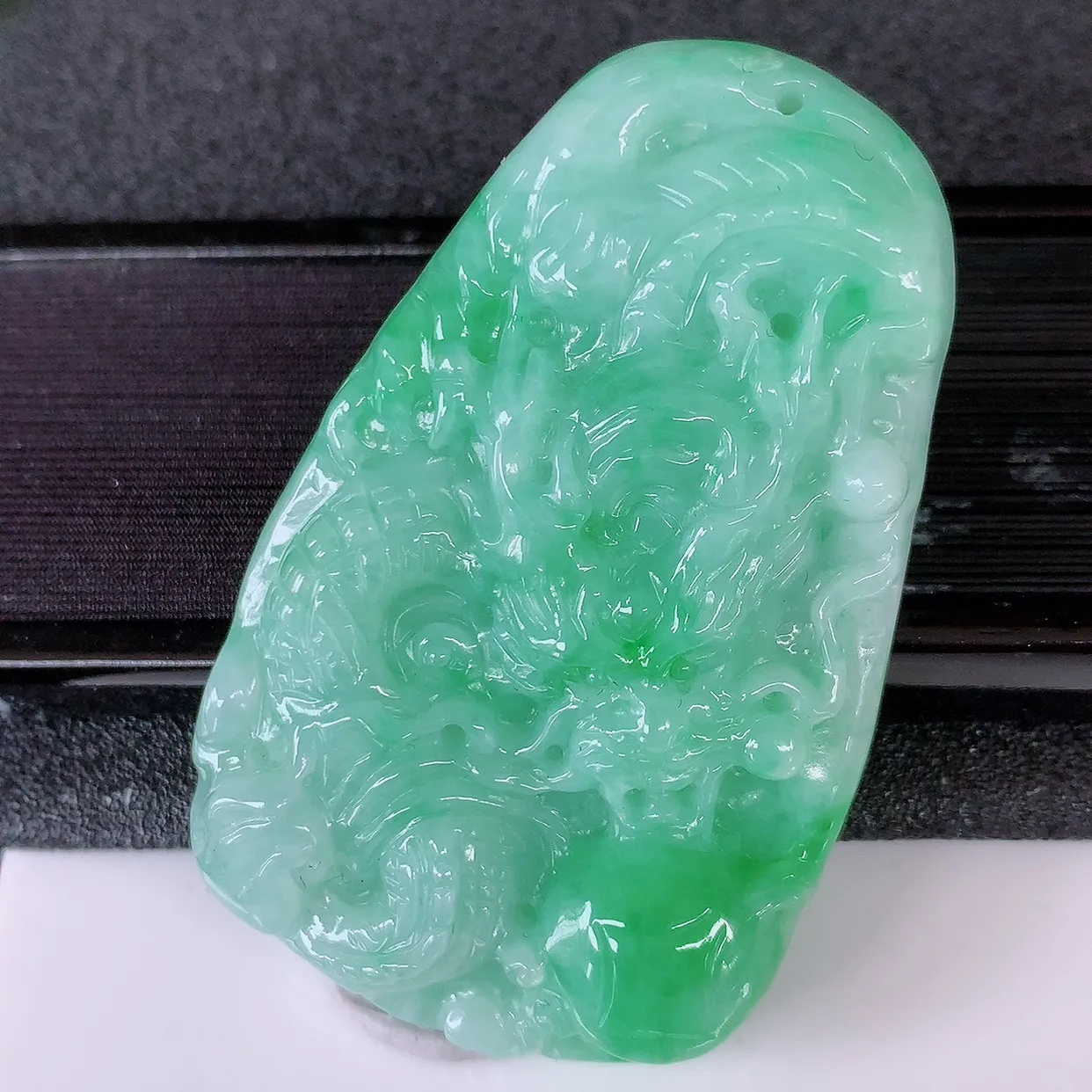 自然光实拍，精雕飘绿翡翠龙牌吊坠，龙行天下，雕工立体精湛，翡翠龙牌，种老水足，配戴霸气时尚，值得收藏!#05.9