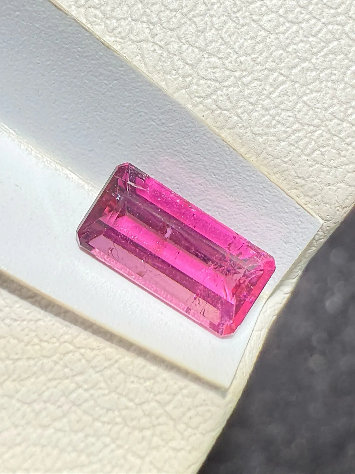 【高端珠宝】天然极美红碧玺裸石
重量: 0.665ct  规格: 7.5*3.7*2.6毫米
精湛切工，满身火彩
台面大，实物更美，可以代镶嵌设计。