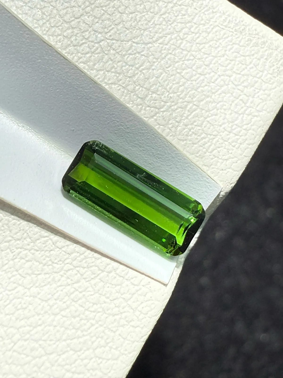 【高端珠宝】天然极美绿碧玺裸石
重量: 1.18ct  规格: 9.3*3.9*3.1毫米
精湛切工，满身火彩
台面大，实物更美，可以代镶嵌设计。