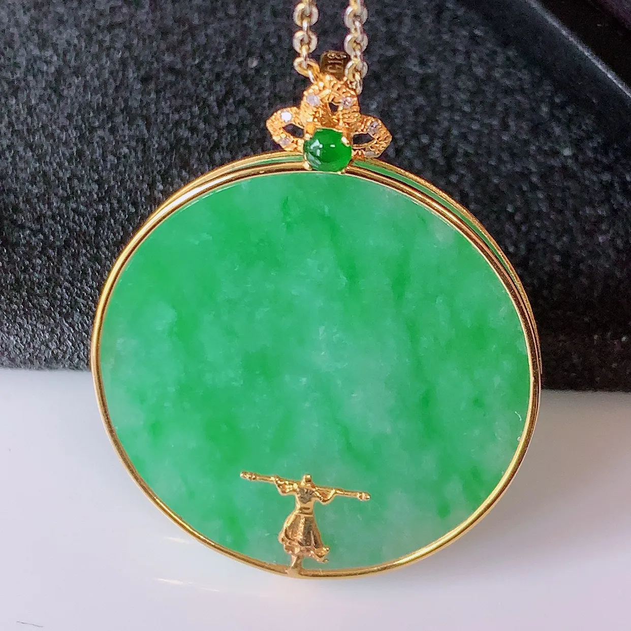 18K金镶嵌冰润飘绿翡翠平安无事牌吊坠，翡翠圆无事牌，平平安安，无事牌翠色灵动，佩戴平安时尚！#00