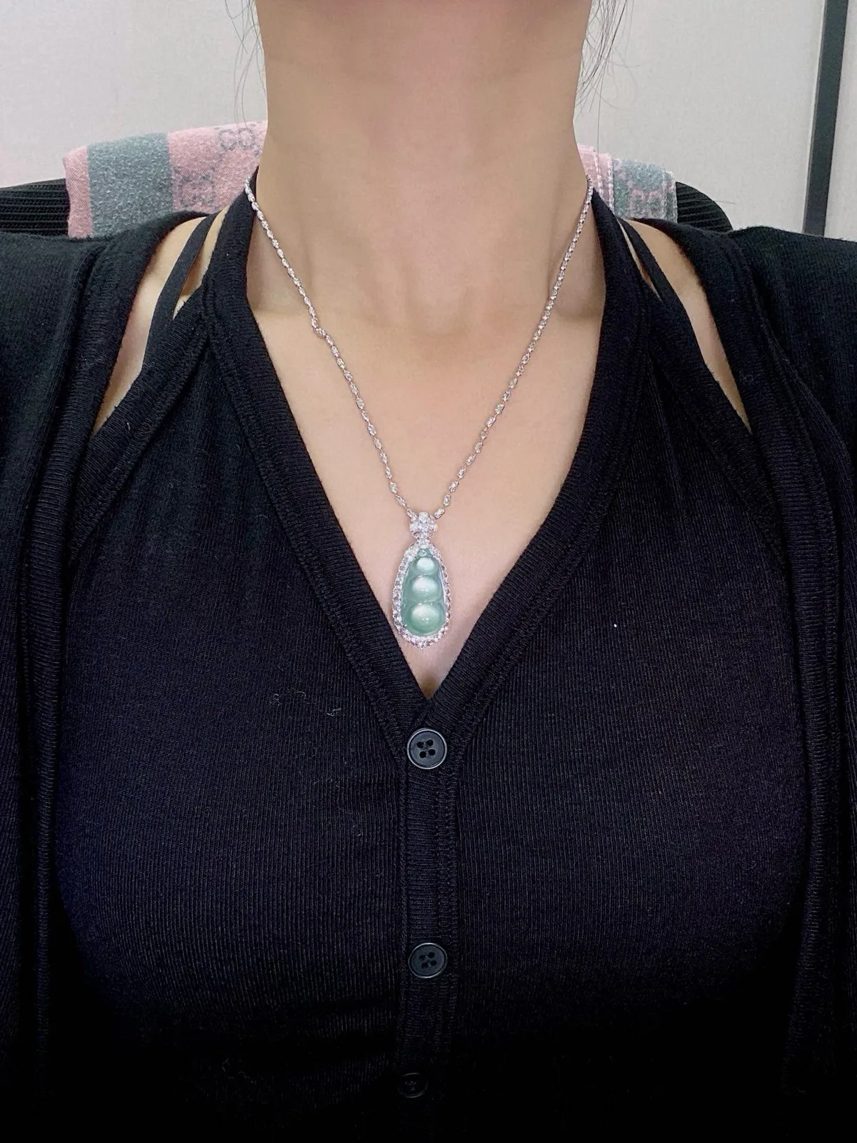 【冰种福豆吊坠】种地上乘，冰感十足，通透起光，饱满圆润，收藏品质，18k金钻镶嵌，裸石尺寸24.4*12.8*5.5毫米