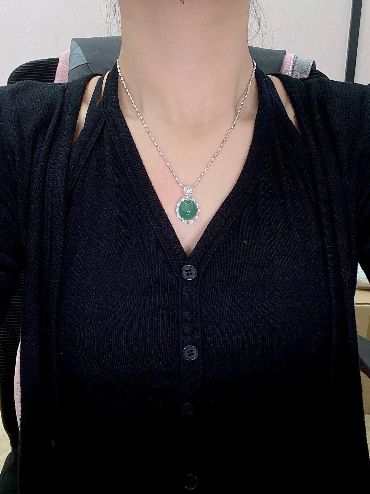 【冰种湖水绿蛋面吊坠】迷人湖水绿，形状非常饱满，冰润通透，种老起光，胶感强烈。质地细腻度均匀度很高，18K金钻精美镶嵌，裸石尺寸15.3*14.3*7毫米