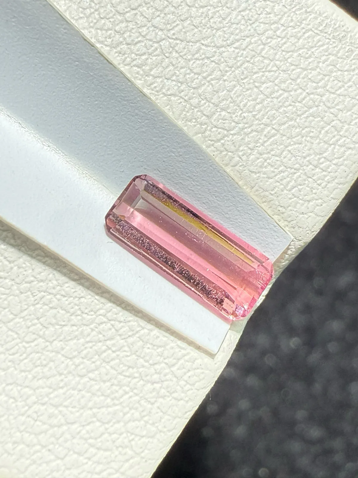 【高端珠宝】天然极美红碧玺裸石
重量: 0.805ct  规格: 9.1*3.8*2.5毫米
精湛切工，满身火彩
台面大，实物更美，可以代镶嵌设计。