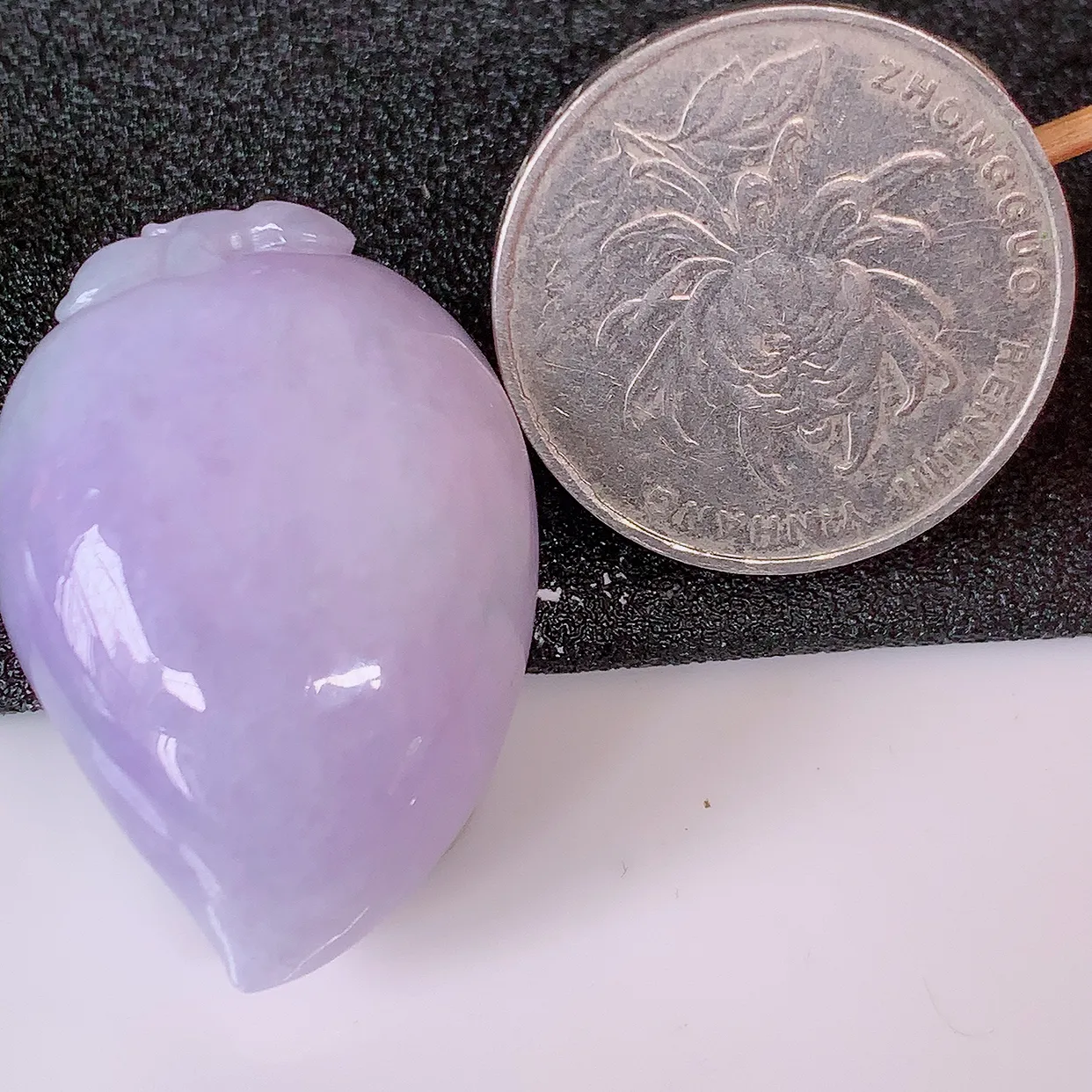 自然光实拍，冰润紫罗兰翡翠福寿桃吊坠，富贵吉祥，长命百岁，肥肥润润的福寿桃讨喜极了，造型精巧，非常别致 #05.9