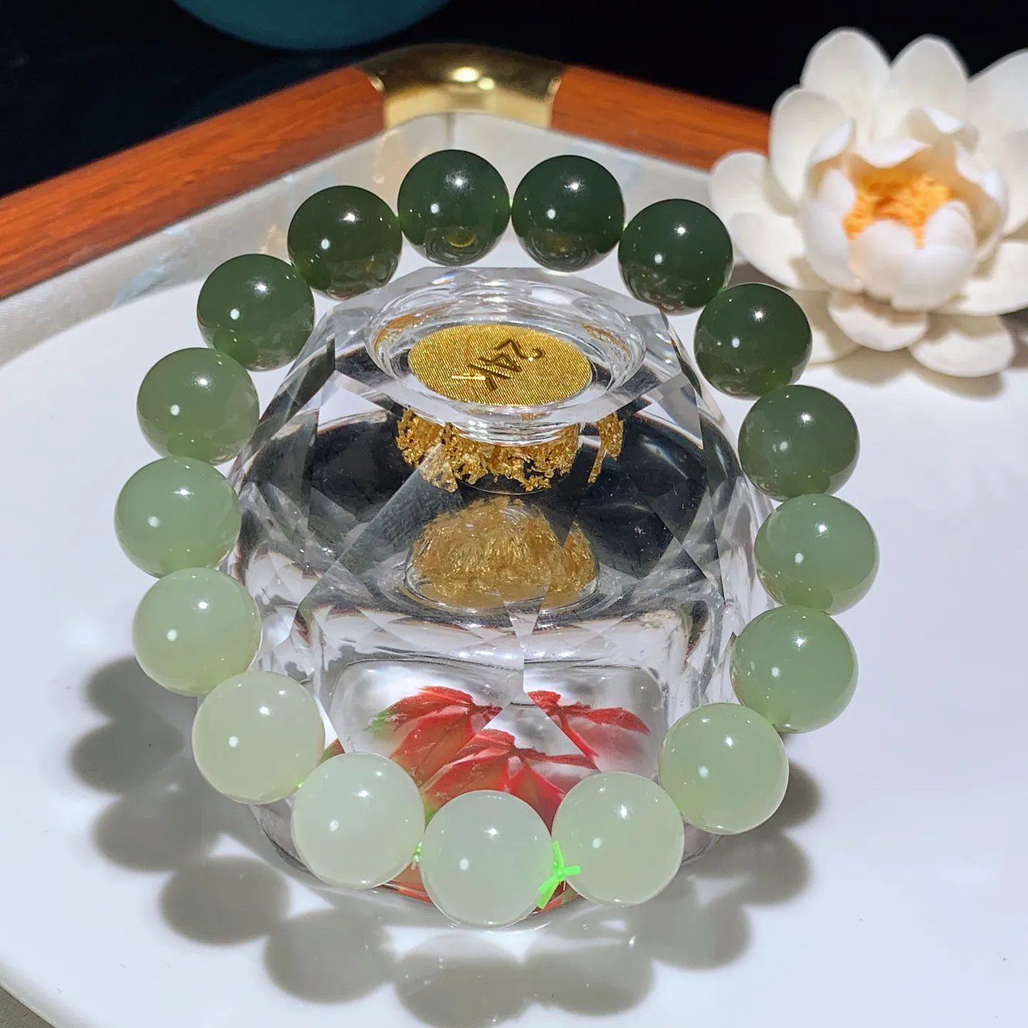 和田玉湖水绿渐变圆珠手串。单颗尺寸12。玉质细腻油润。手推出油。佩戴高端典雅。lt251210