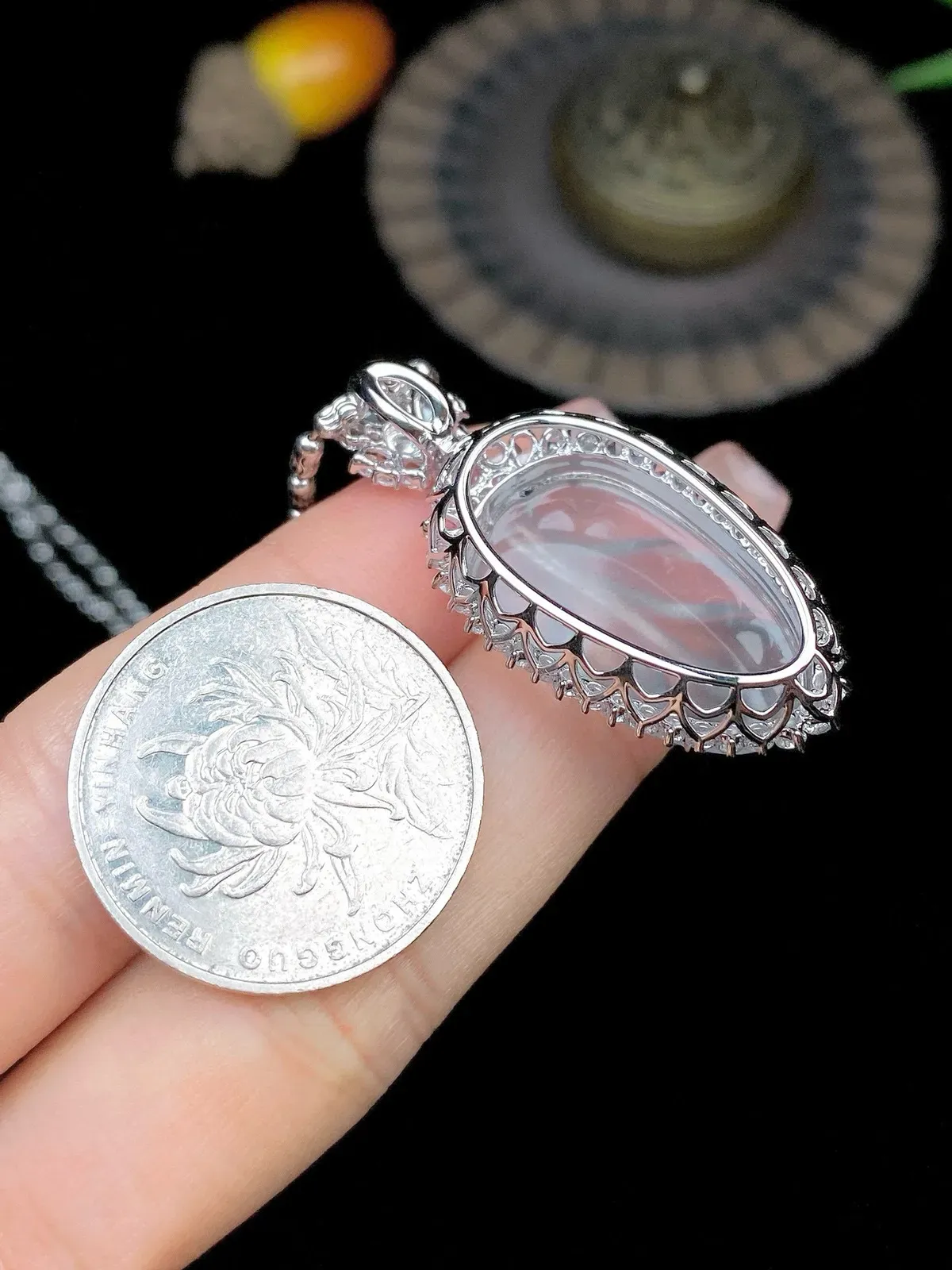 【冰种叶子】金枝玉叶，质地细腻，冰润透亮，光泽出众，18k金钻镶嵌，裸石尺寸24.6*15.2*3.7毫米