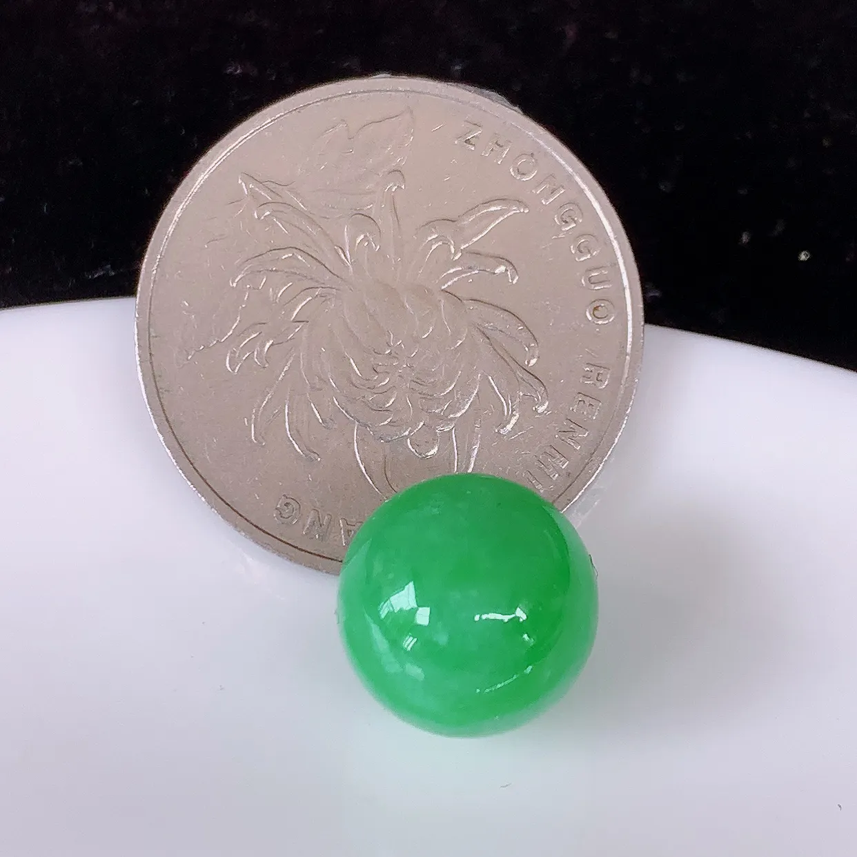 自然光实拍，冰飘绿翡翠圆珠、转运珠吊坠，寓意“时来运转，财源滚滚” 寓意佳，荧光灼灼，转运珠佩戴时尚优雅！#05.9尺寸12