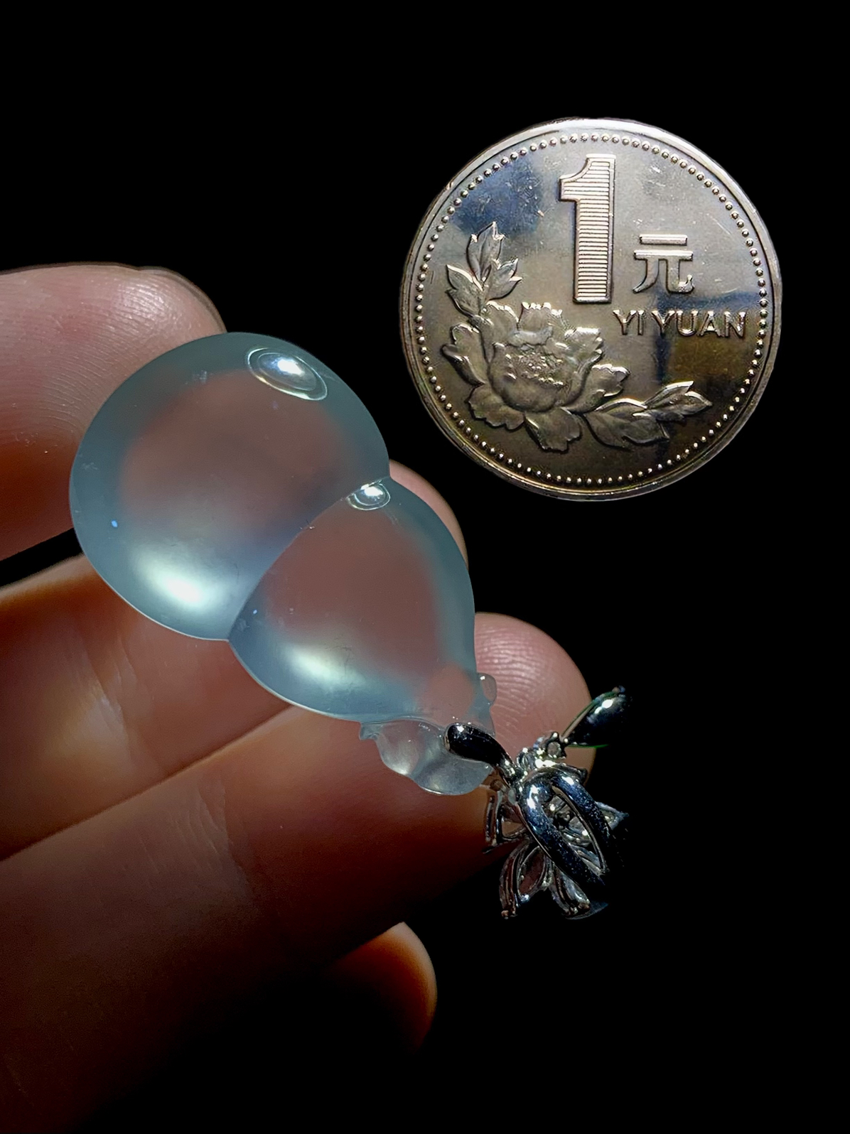 【镶嵌新品】
高品质玻璃种葫芦，40.5-裸石30.2-18-8.5mm，
18K金，南非钻，翡翠绿水滴，8.88g，