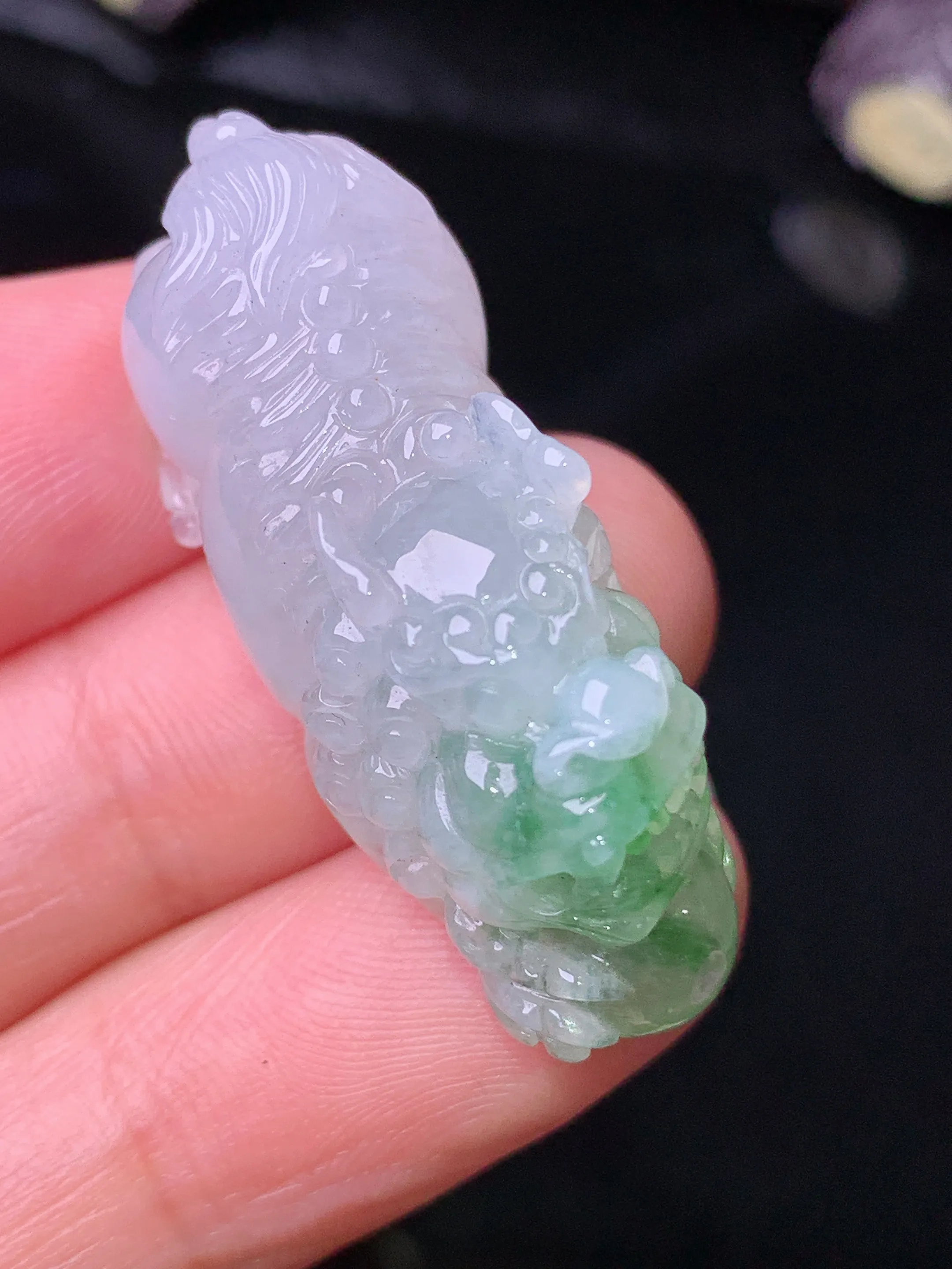 飘花貔貅吊坠 玉质细腻 水润亮眼 色泽艳丽 整体尺寸36.5*12.8*14.2