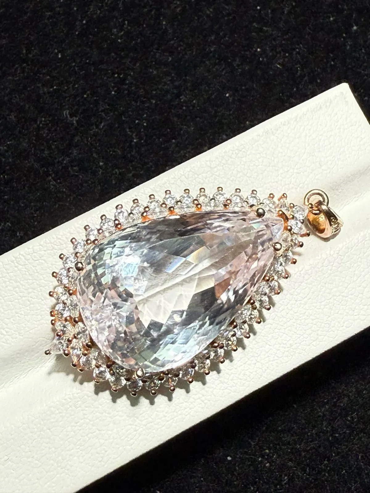 【高端珠宝】天然极美紫锂辉吊坠
s925银镶嵌 规格: 46.3*24*12.8毫米
精湛切工，满身