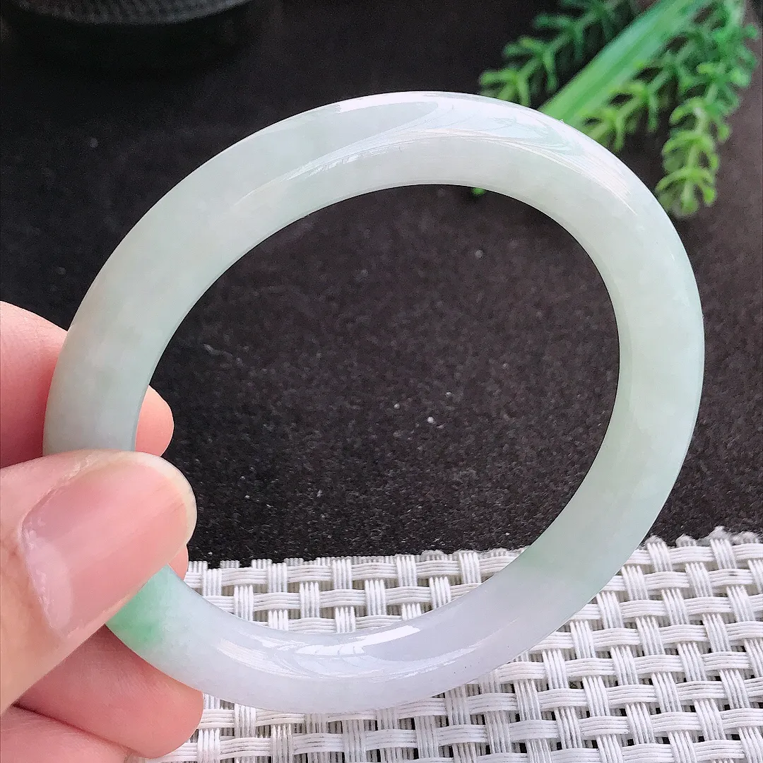 天然A货翡翠55/9/8.8老坑秀气冰润飘绿圆条手镯玉镯