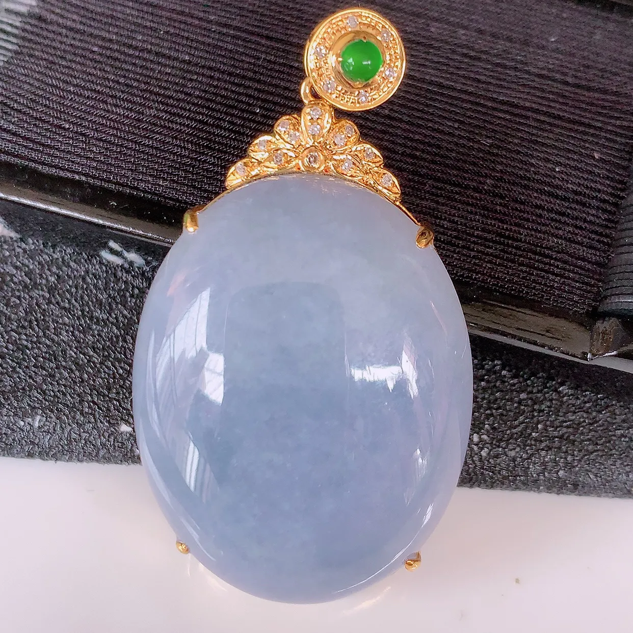 自然光实拍，18K金镶嵌大颗紫罗兰翡翠蛋面吊坠，鸽子蛋面，紫罗兰时‮大尚‬方，款式经典，紫罗兰，佩戴