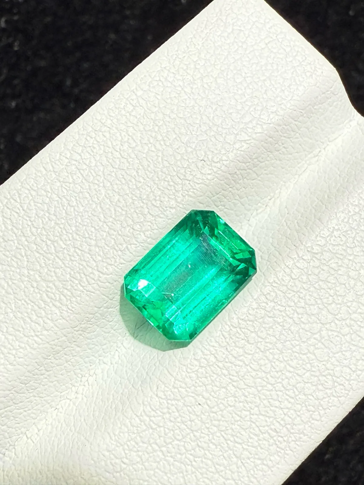 【高端珠宝】天然极美油祖母绿裸石
重量: 2.89ct  规格: 9.4*6.8*5.7毫米
精湛