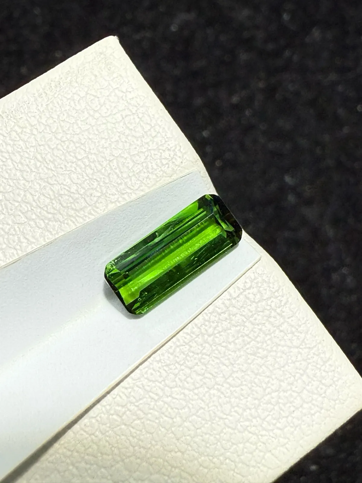 【高端珠宝】天然极美绿碧玺裸石
重量: 1.18ct  规格: 9.3*3.9*3.1毫米
精湛切工