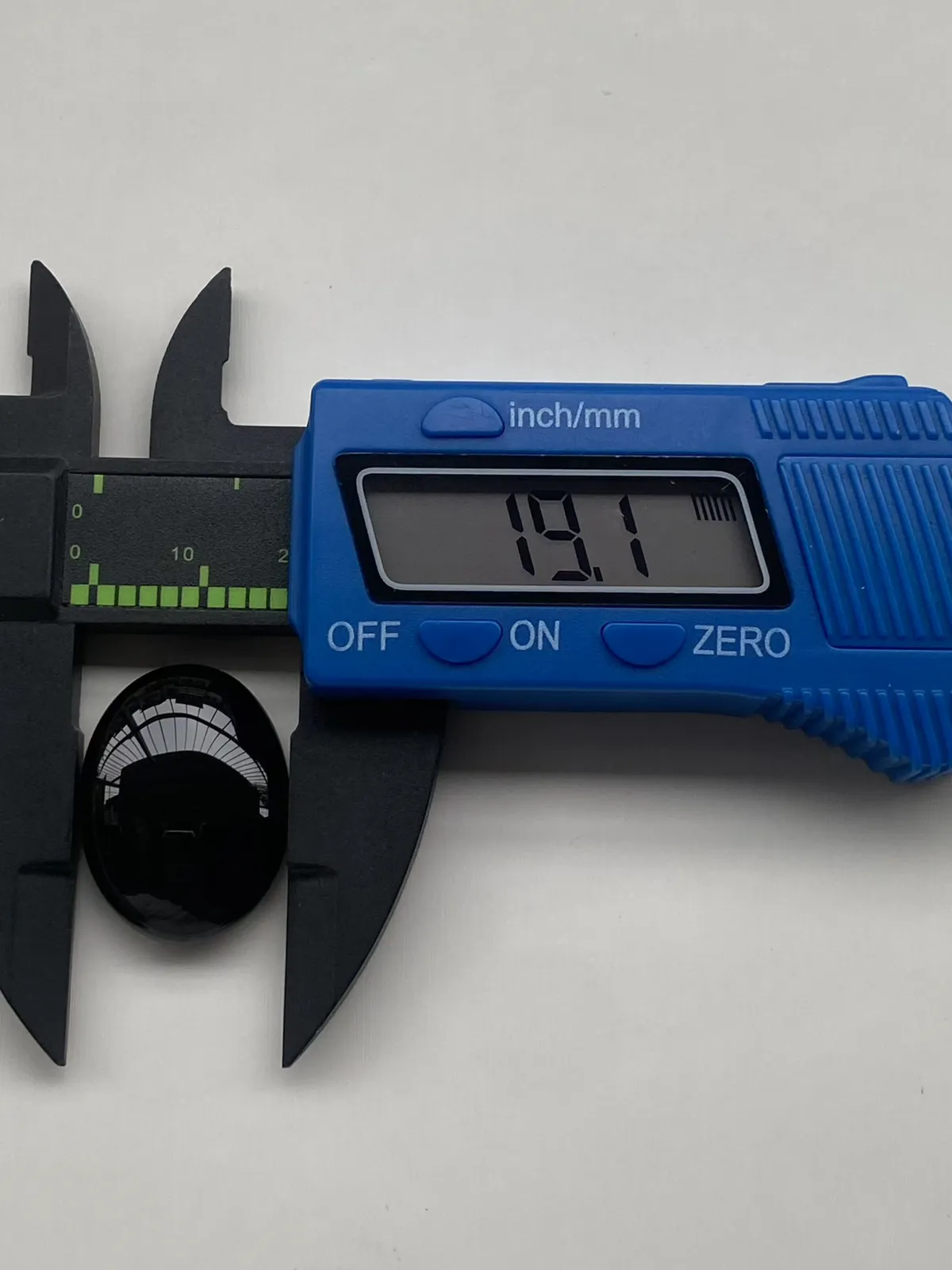 墨翠【鸽子蛋】细腻干净，黑度好、性价比高，雕工精湛，打灯透绿‘