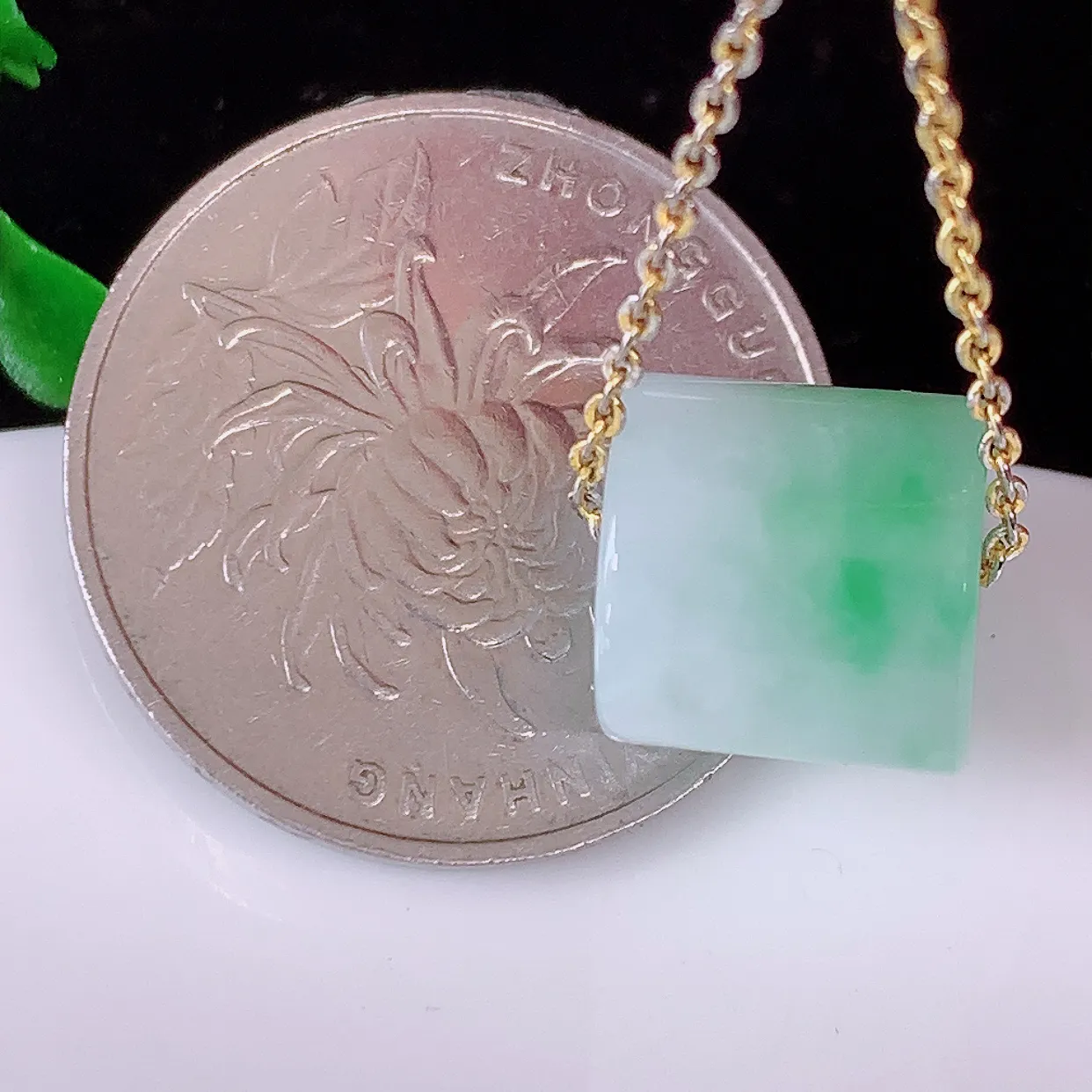 自然光实拍，冰飘绿翡翠路路通吊坠，寓意好运连连，路路畅通，经典款式，财运滚滚，路路通，佩戴效果更好！配银链子#05.9