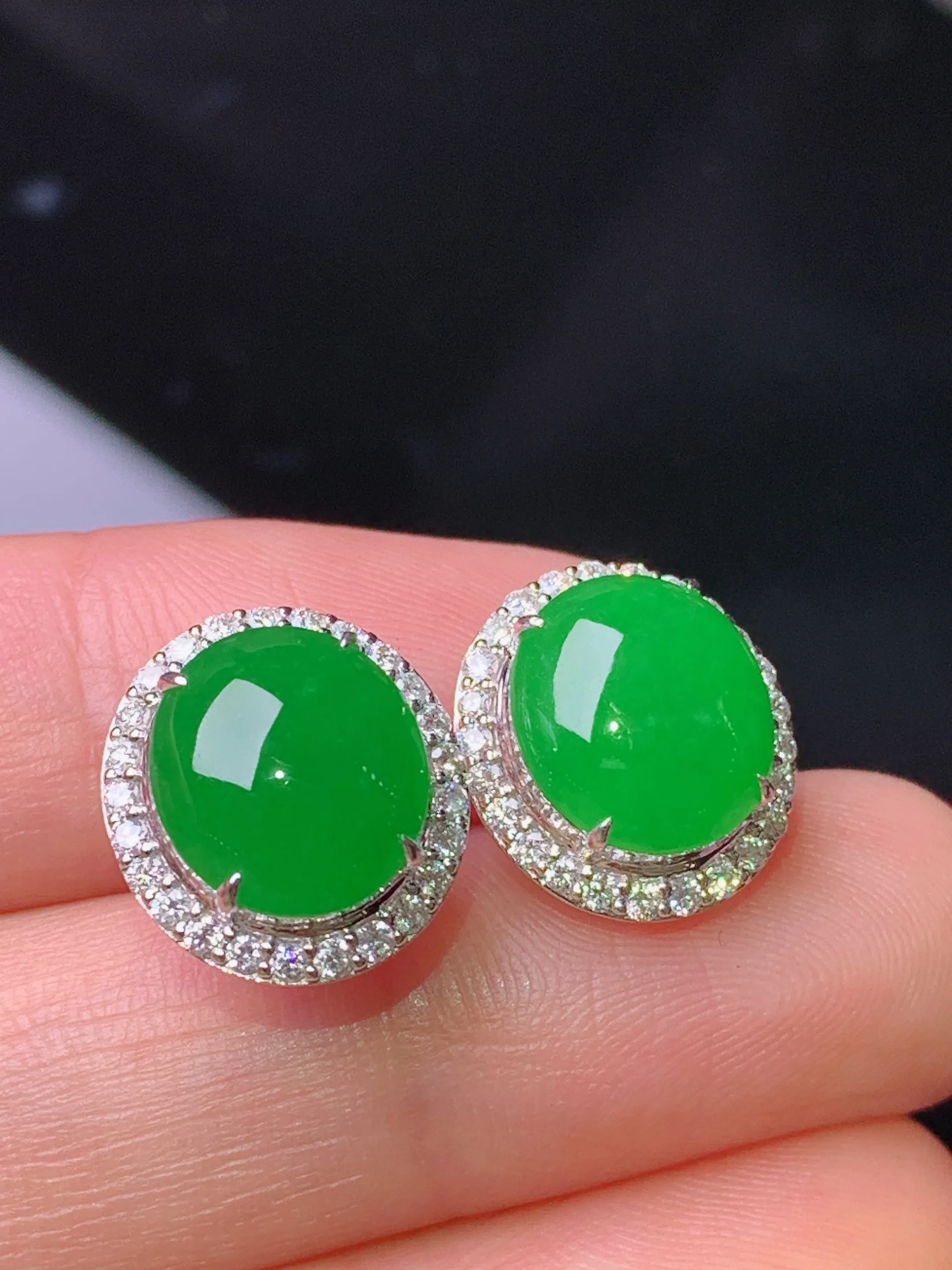 18k金钻镶嵌满绿蛋面耳钉 玉质细腻 水润亮眼 色泽艳丽 整体尺寸13.5*12.2*7.3