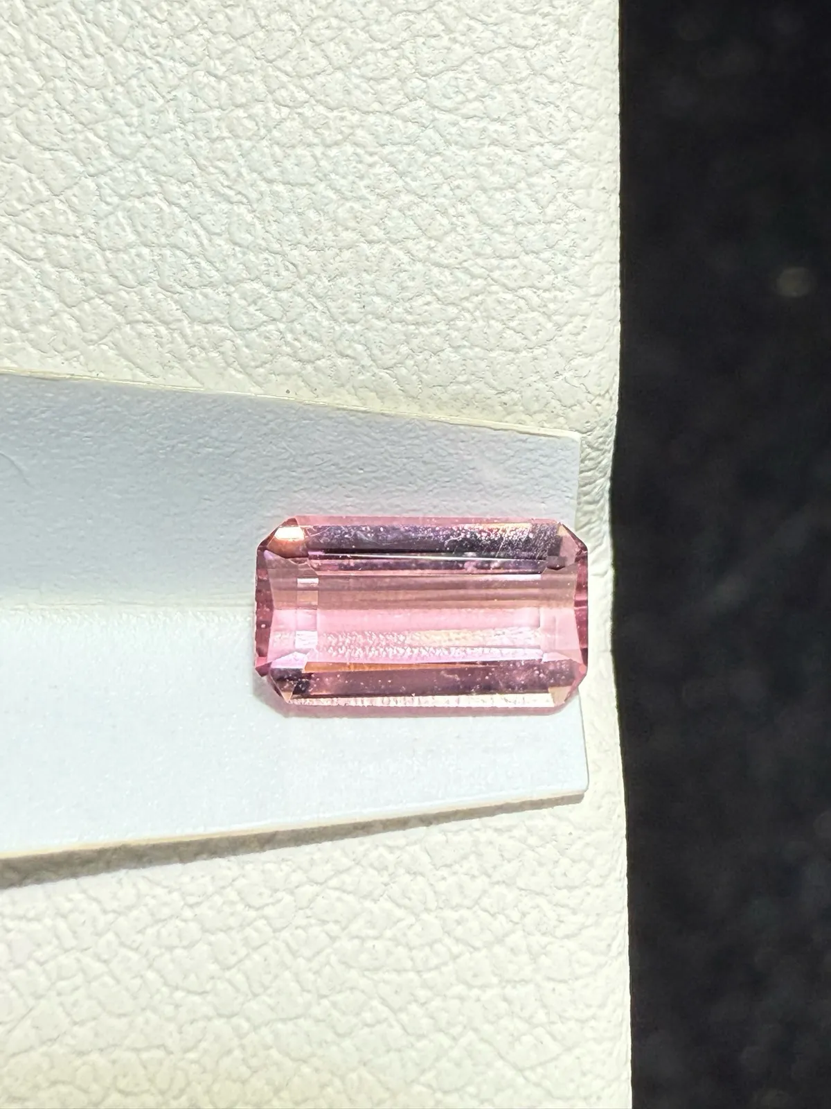 【高端珠宝】天然极美红碧玺裸石
重量: 0.685ct  规格: 7*3.9*2.6毫米
精湛切工，满身火彩
台面大，实物更美，可以代镶嵌设计。