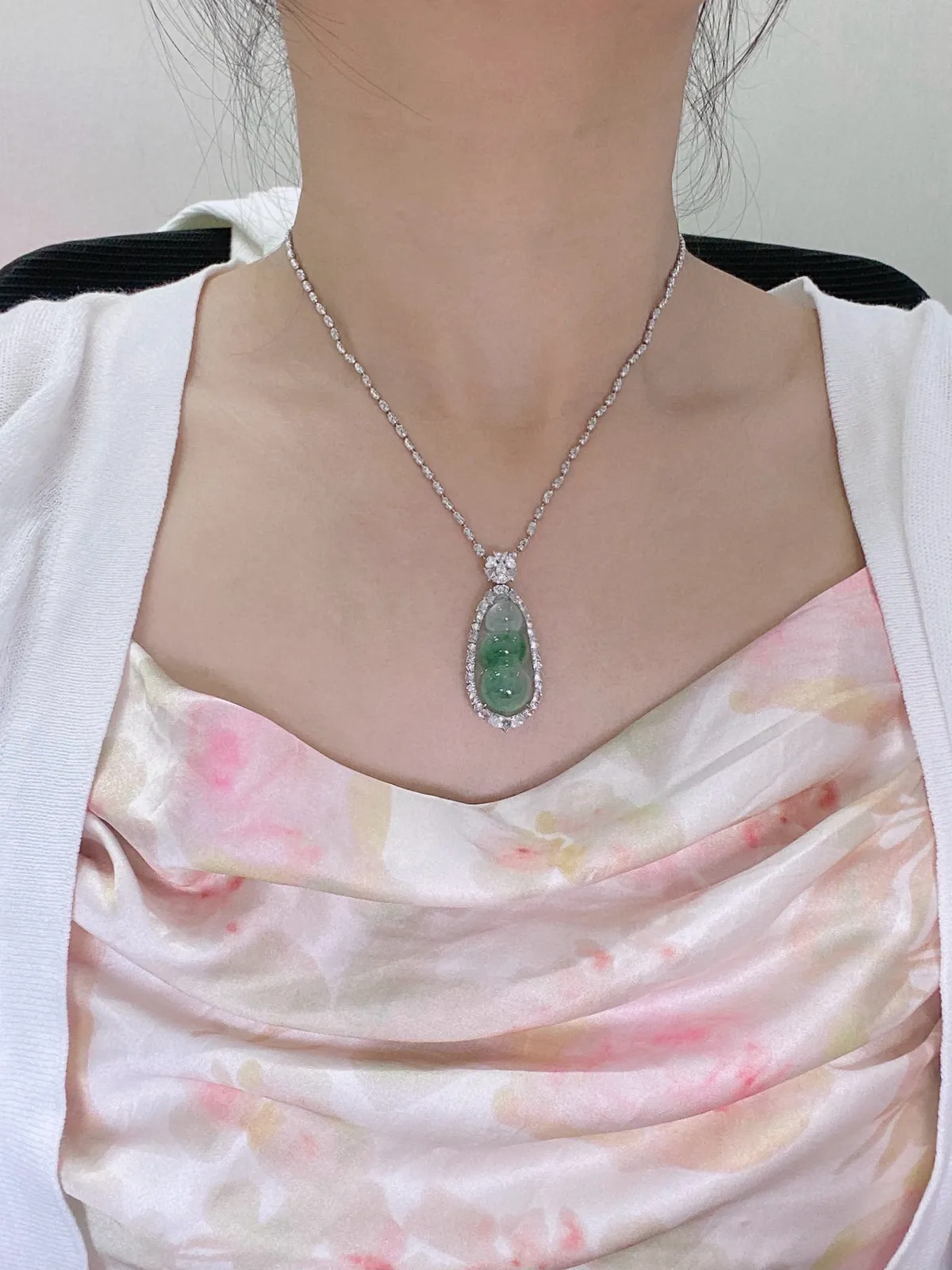 【冰种飘花福豆吊坠】种地上乘，冰感十足，通透起光，饱满圆润，收藏品质，18k金钻镶嵌，裸石尺寸28.2*13.9*6.8毫米