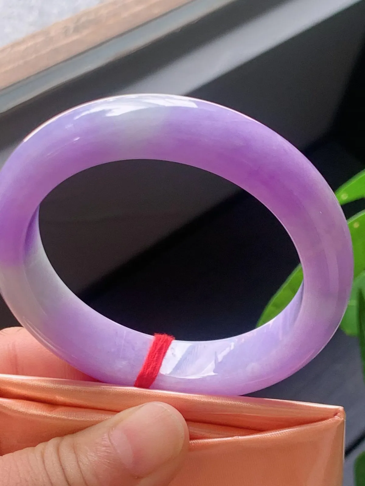 【翡翠名称】老种冰紫罗兰55.6正圈口手镯
【翡翠尺寸】适合54.5-57正圈口佩戴
【翡翠描述】宝贝种老水足，玉质细腻，色泽靓丽，性价比高，佩戴效果好！
【其它赠送】权威证书/精美挂绳盒子/支持全国复检