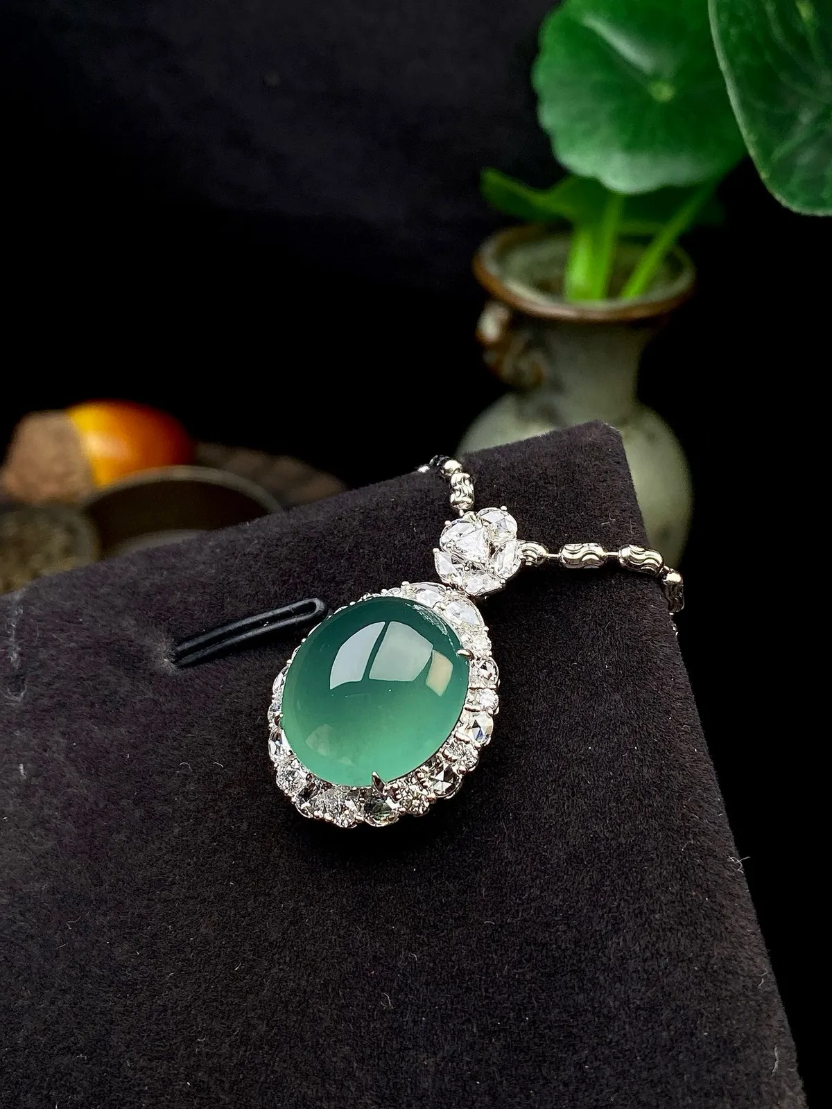 【冰种湖水绿蛋面吊坠】迷人湖水绿，形状非常饱满，冰润通透，种老起光，胶感强烈。质地细腻度均匀度很高，