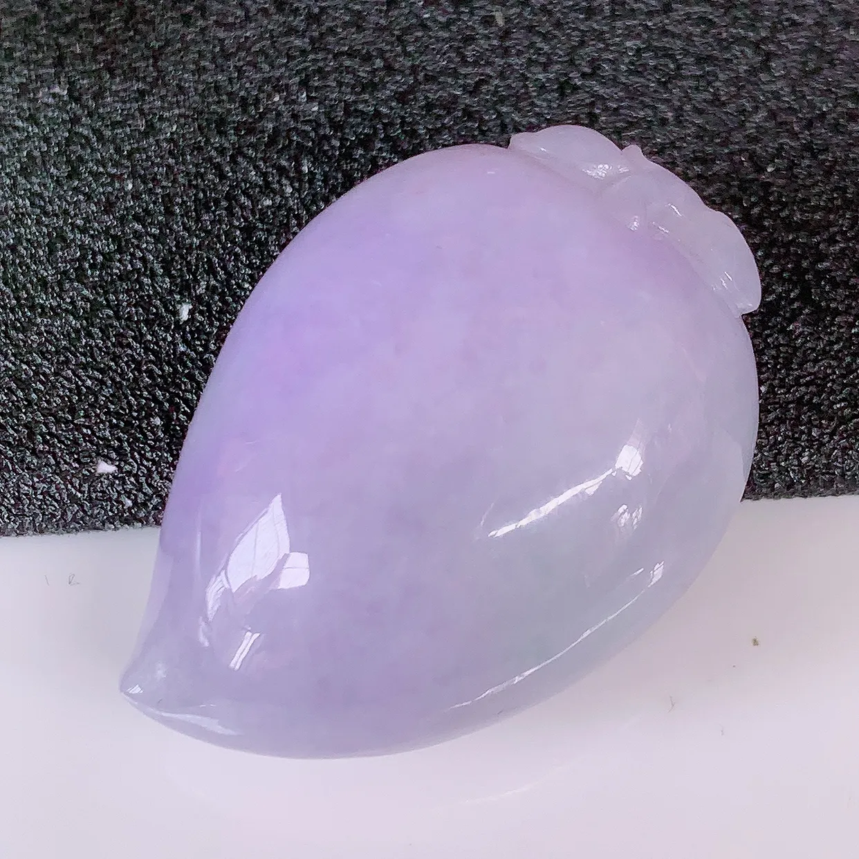 自然光实拍，冰润紫罗兰翡翠福寿桃吊坠，富贵吉祥，长命百岁，肥肥润润的福寿桃讨喜极了，造型精巧，非常别致 #05.9