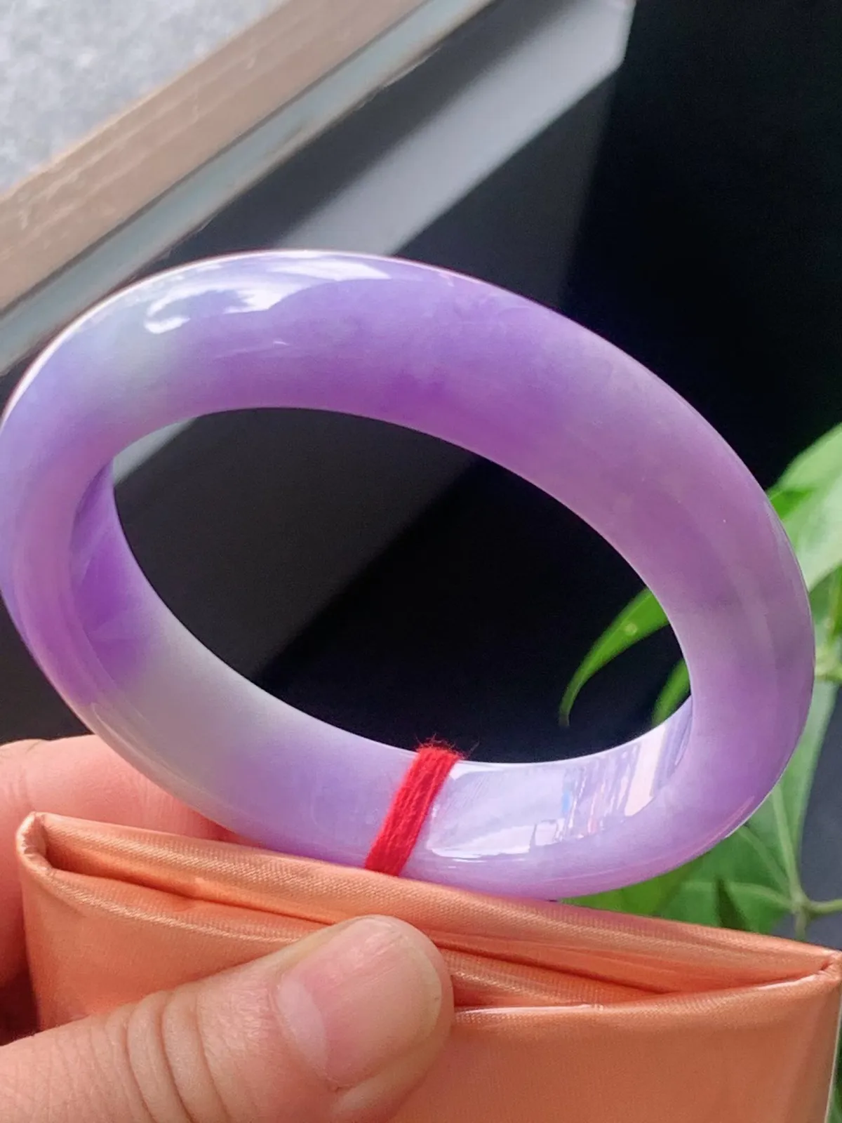 【翡翠名称】老种冰紫罗兰55.6正圈口手镯
【翡翠尺寸】适合54.5-57正圈口佩戴
【翡翠描述】宝贝种老水足，玉质细腻，色泽靓丽，性价比高，佩戴效果好！
【其它赠送】权威证书/精美挂绳盒子/支持全国复检