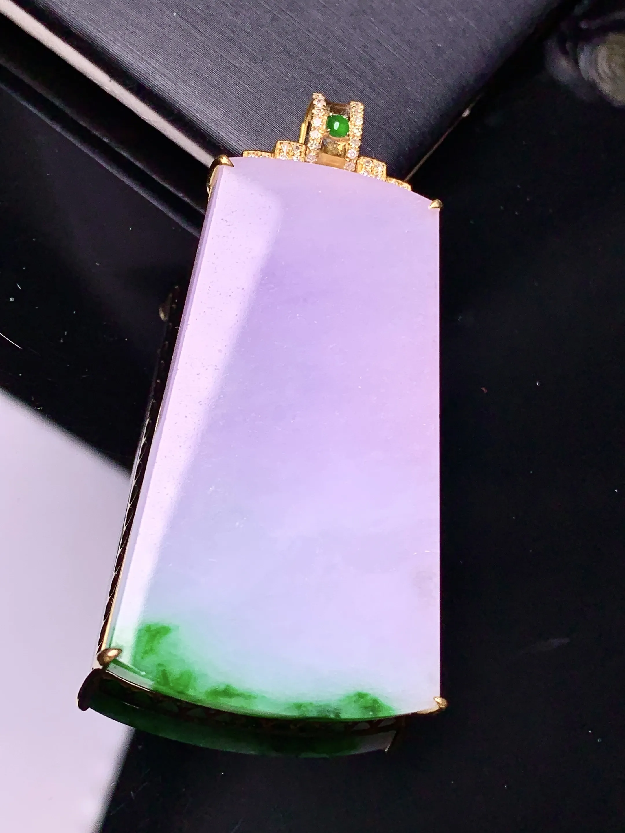 18k金钻镶嵌淡紫罗兰飘绿无事牌吊坠 玉质细腻 水润亮眼 色泽艳丽 整体尺寸53*25*6.5