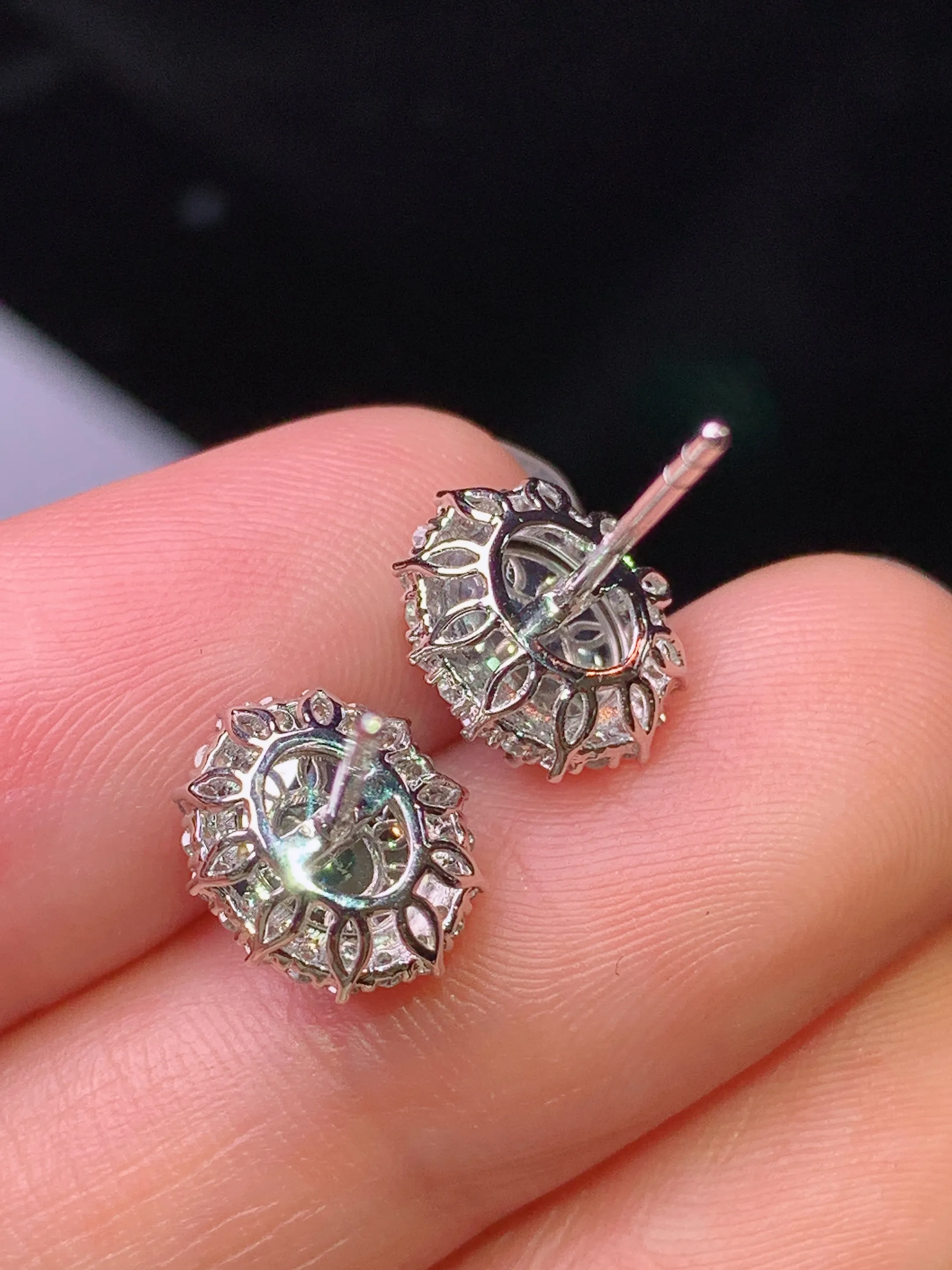 18k金钻镶嵌满绿蛋面耳钉 玉质细腻 水润亮眼 色泽艳丽 整体尺寸10.5*8.5*6.5