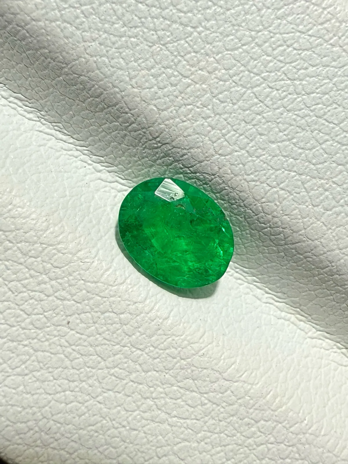 【高端珠宝】天然极美祖母绿裸石
重量: 0.73ct  规格: 6.6*5.1*3.3毫米
精湛切工，满身火彩
台面大，实物更美，可以代镶嵌设计。