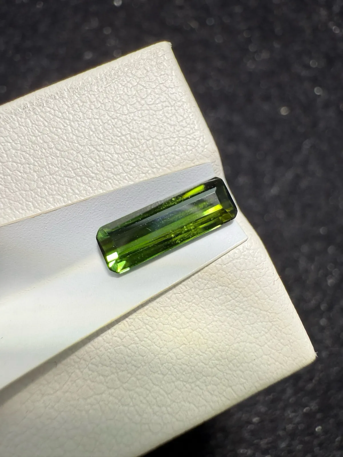 【高端珠宝】天然极美绿碧玺裸石
重量: 1.345ct  规格: 11.9*4.2*2.8毫米
精湛切工，满身火彩
台面大，实物更美，可以代镶嵌设计。