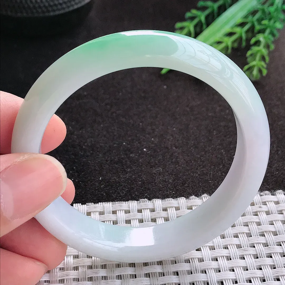 天然A货翡翠54.5/12.8/7.8老坑冰润起胶飘绿手镯宽边玉镯