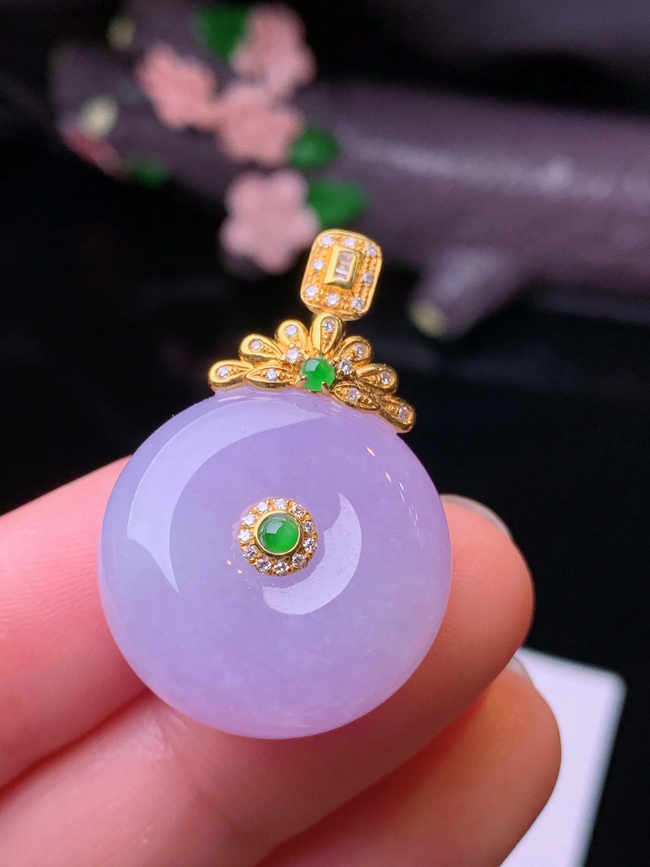 18k金钻镶嵌紫罗兰平安扣吊坠 玉质细腻 水润亮眼 色泽艳丽 整体尺寸31.2*21*10.2