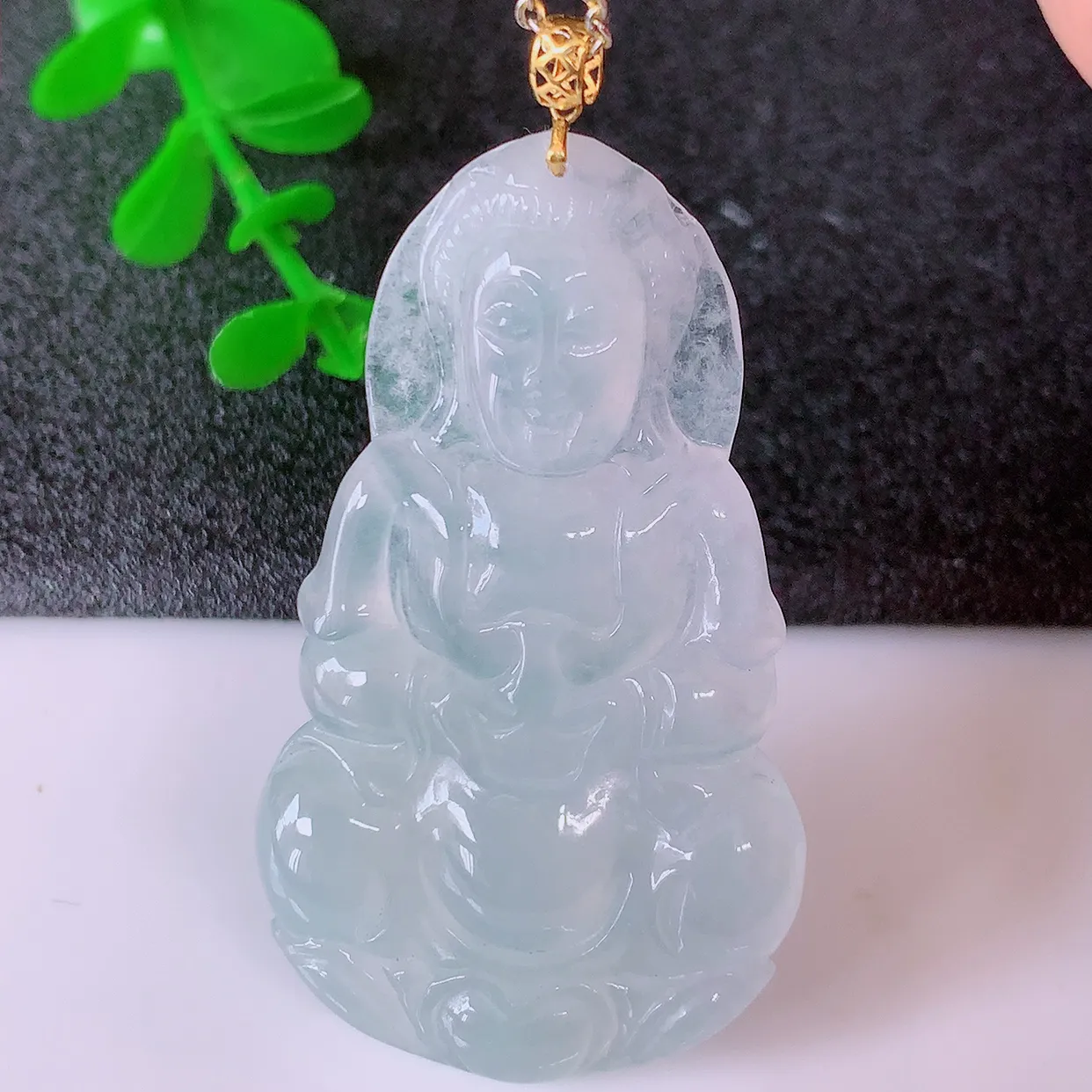 18K金镶嵌冰种翡翠观音菩萨吊坠，冰透赐福翡翠观音，观音面相端庄，品相佳，佩戴气质！#1.9