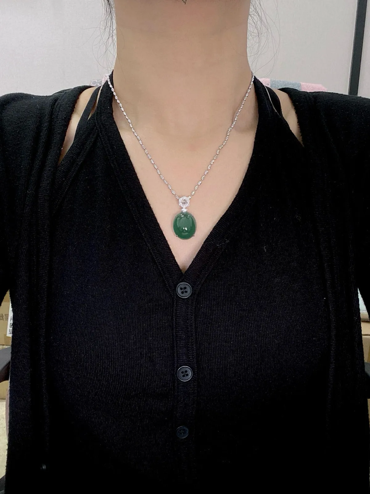 【冰种湖水绿蛋面吊坠】迷人湖水绿，形状非常饱满，冰润通透，种老起光，胶感强烈。质地细腻度均匀度很高，18K金钻精美镶嵌，裸石尺寸20*17.2*8.5毫米