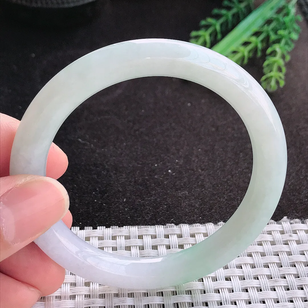 天然A货翡翠55/9/8.8老坑秀气冰润飘绿圆条手镯玉镯