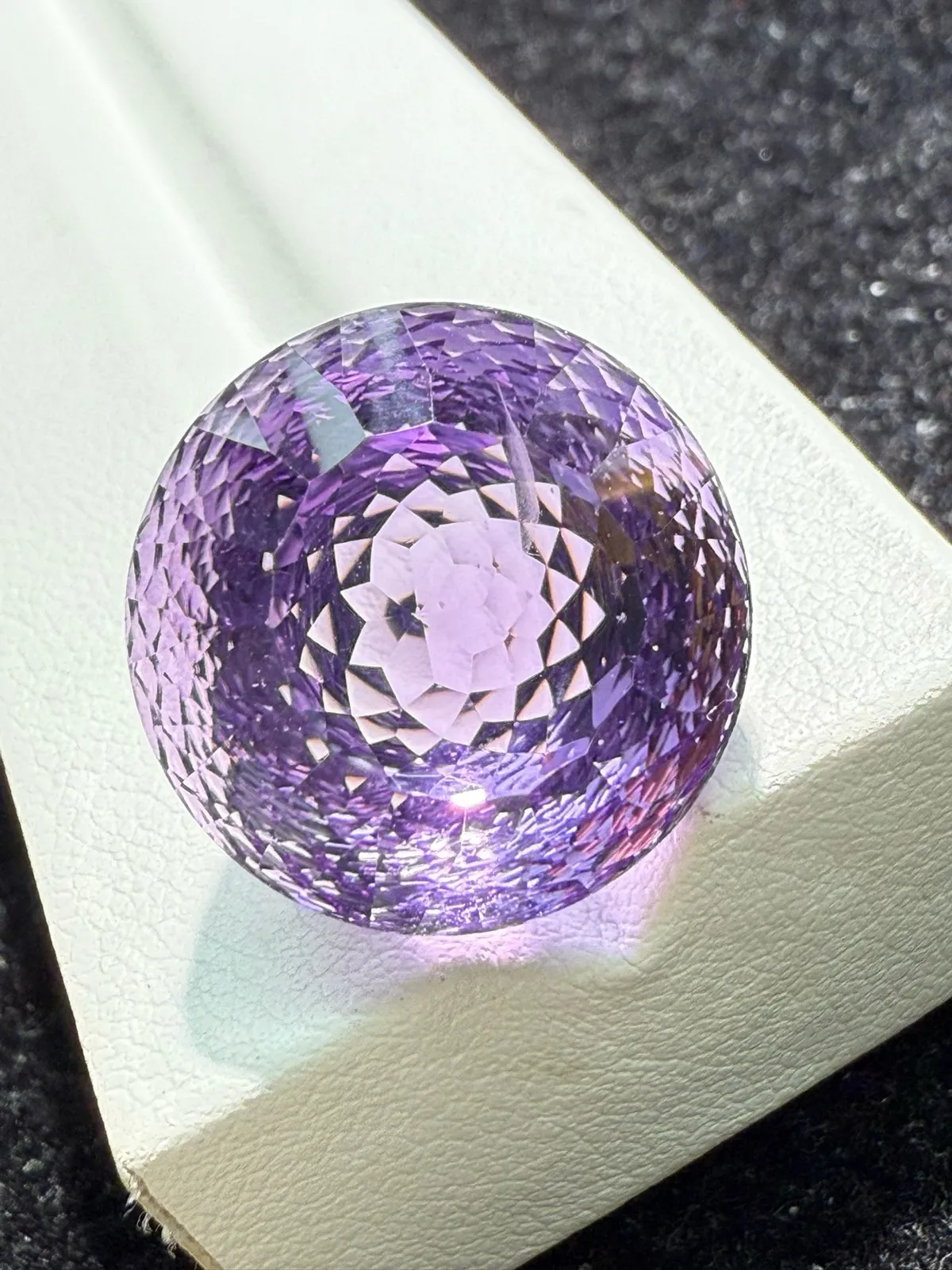 【高端珠宝】天然极美紫水晶裸石
重量: 26.67ct  规格: 17.7*17.6*15毫米
精湛