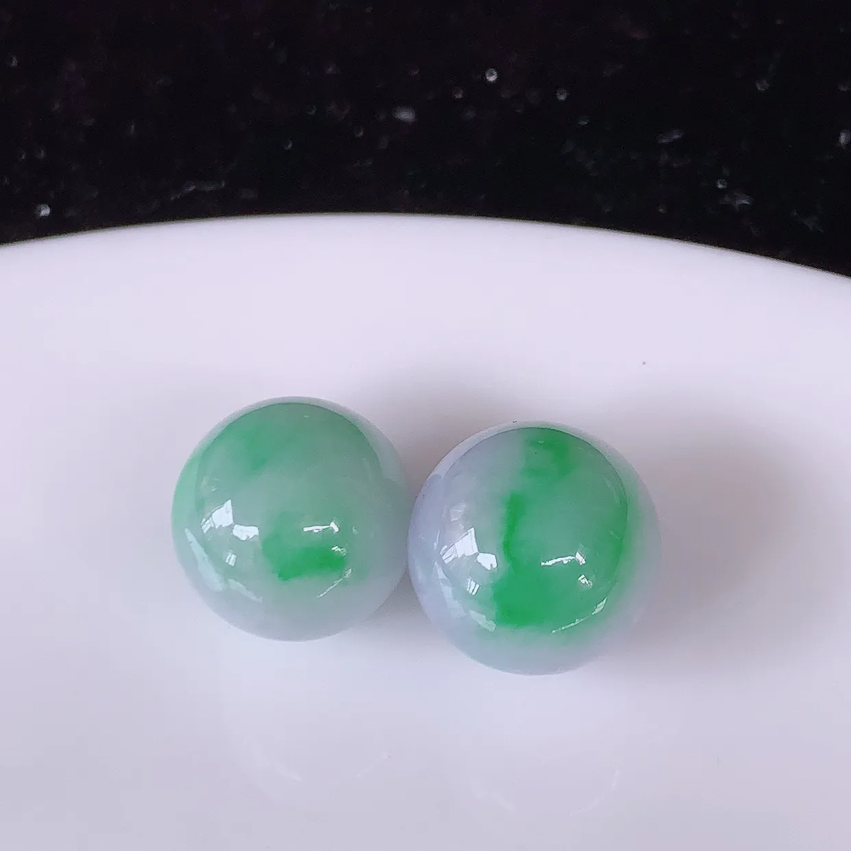 自然光实拍，冰飘绿翡翠一对圆珠、春带彩转运珠吊坠，寓意“时来运转，财源滚滚” 寓意佳，荧光灼灼，转运珠佩戴时尚优雅！#05.9尺寸11