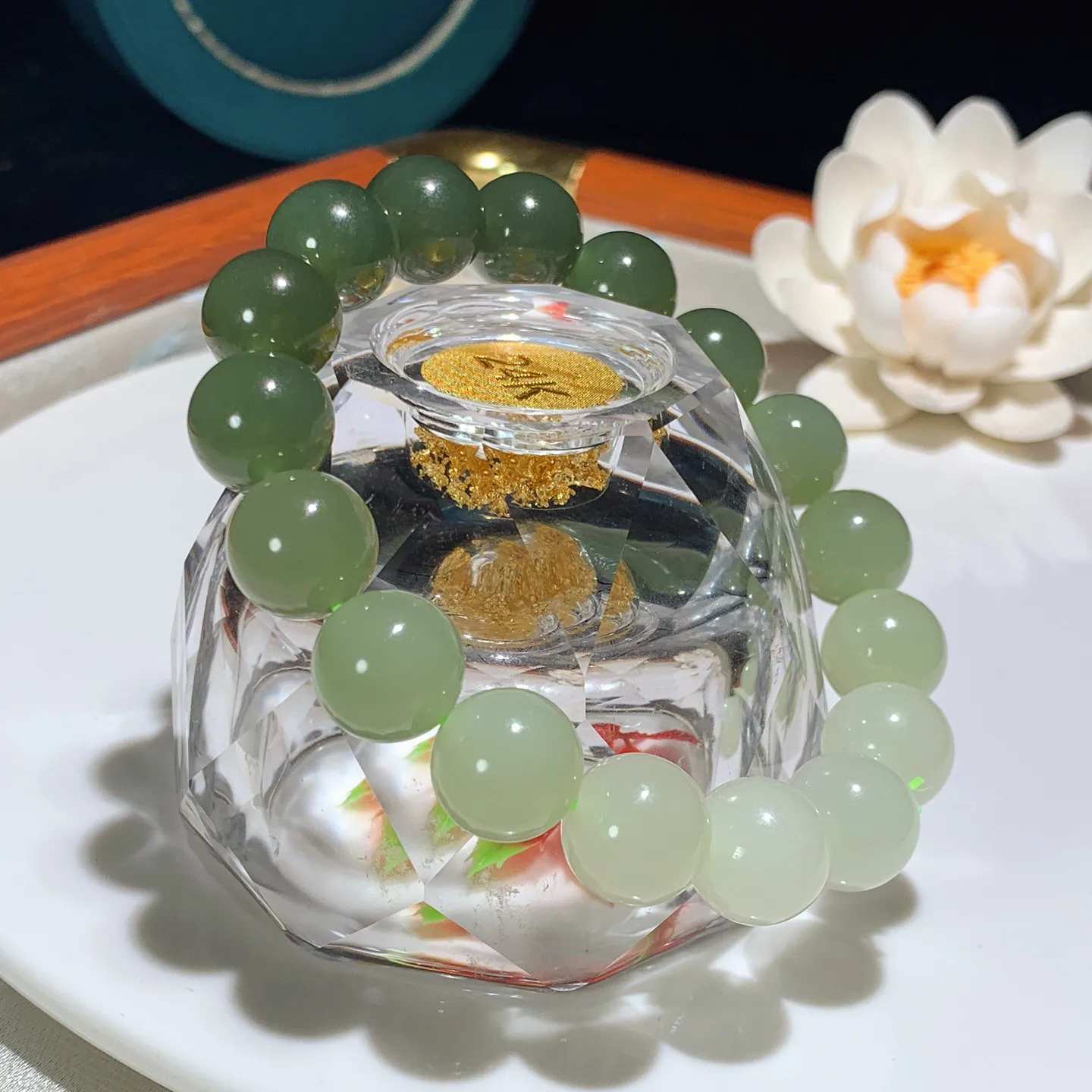 和田玉湖水绿渐变圆珠手串。单颗尺寸12。玉质细腻油润。手推出油。佩戴高端典雅。lt251210