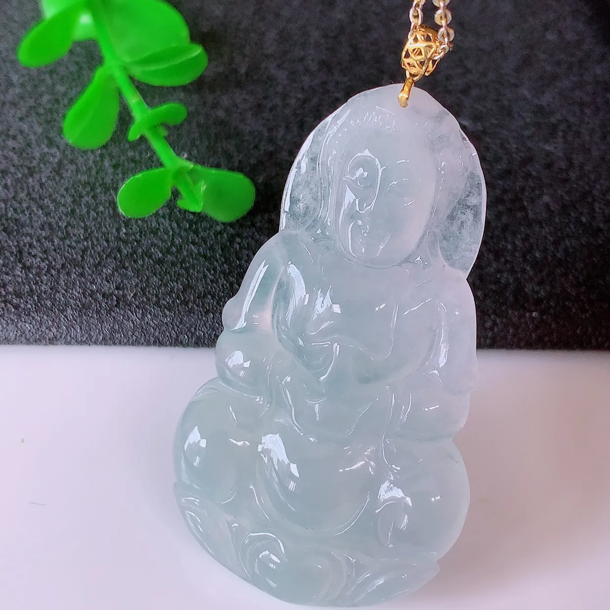 18K金镶嵌冰种翡翠观音菩萨吊坠，冰透赐福翡翠观音，观音面相端庄，品相佳，佩戴气质！#1.9